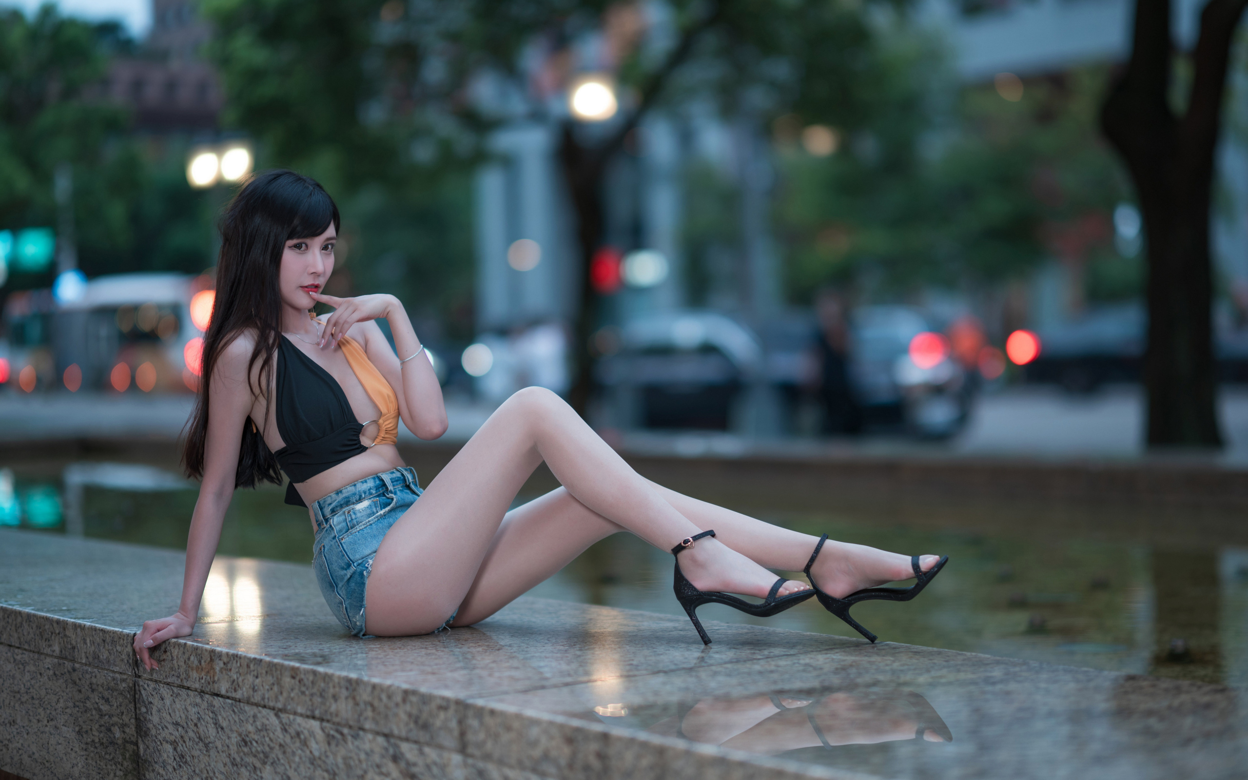 Сексуальная девушка азиатка с длинными ногами