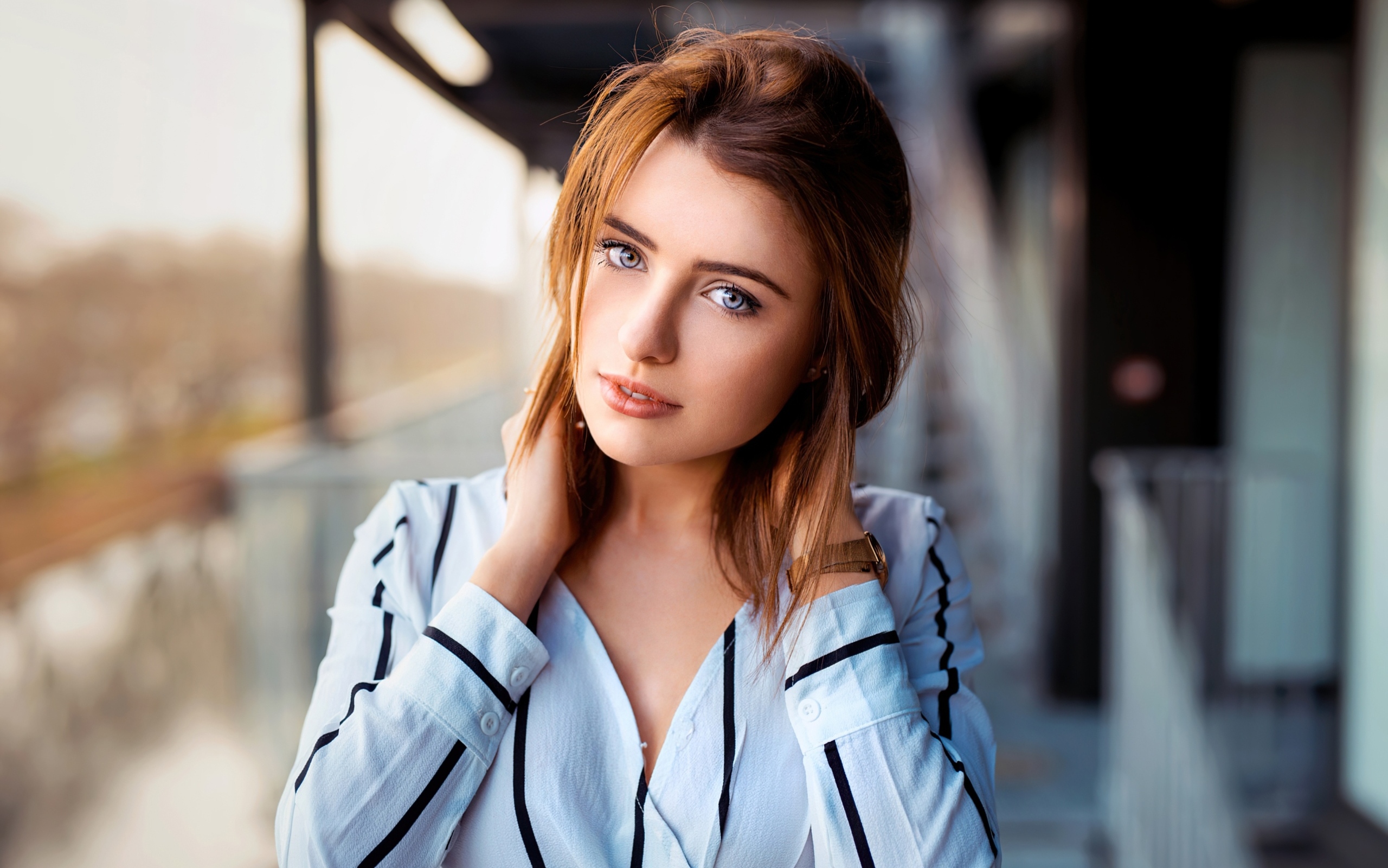 Нежная голубоглазая девушка в рубашке