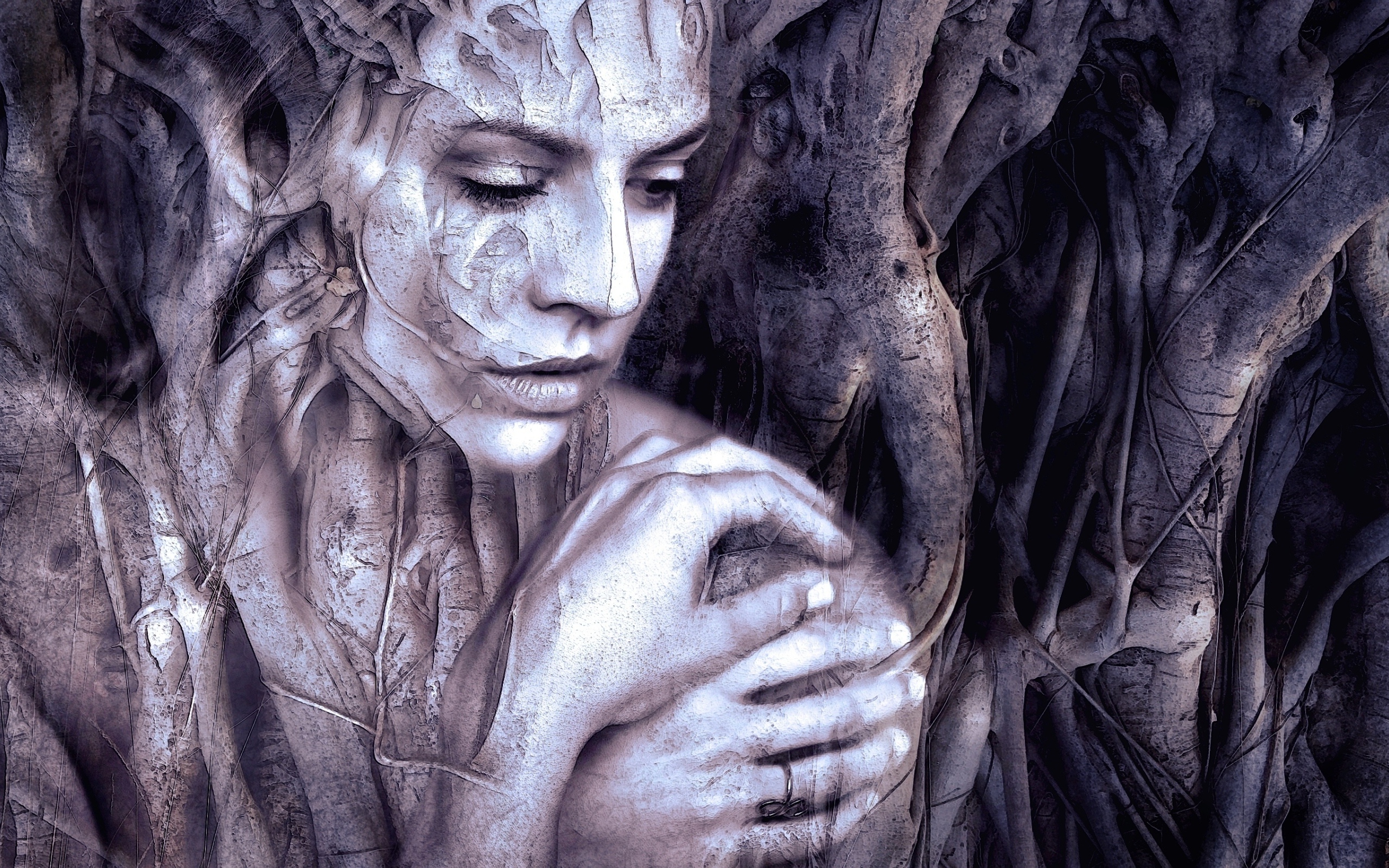 Девушка отражается в корнях дерева