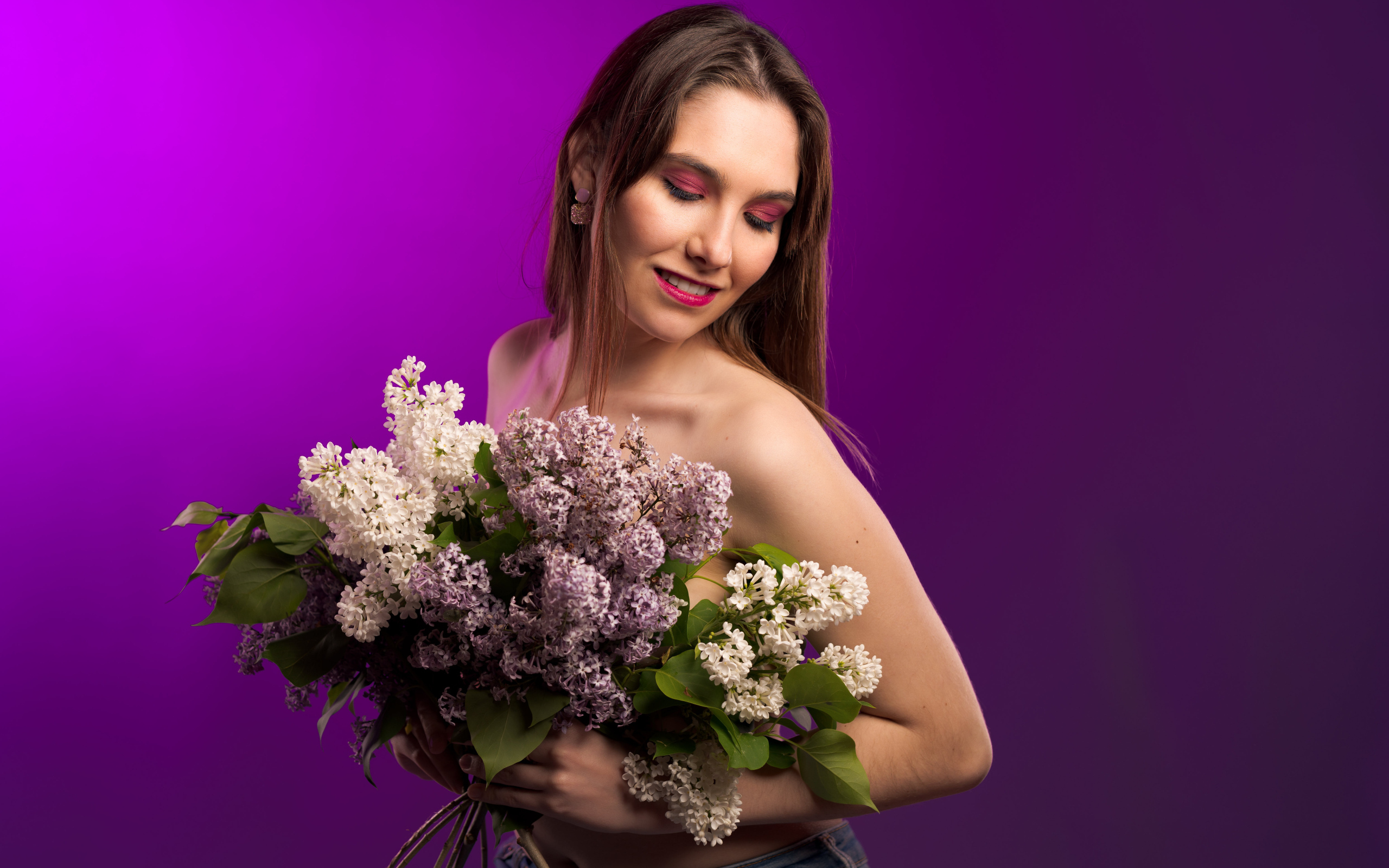 Молодая девушка с букетом ароматной сирени