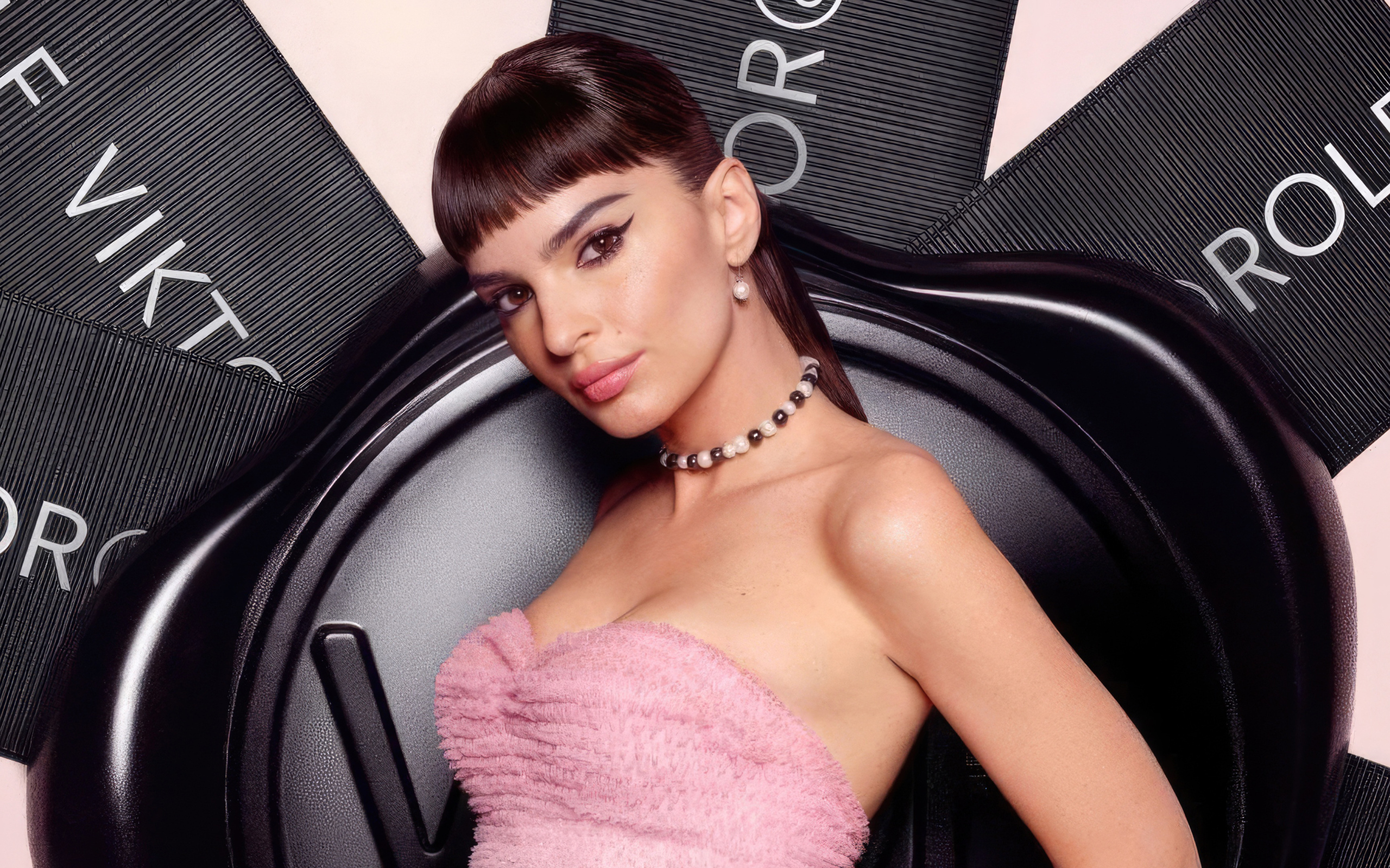 Американская модель Эмили Ратаковски с украшением на шее