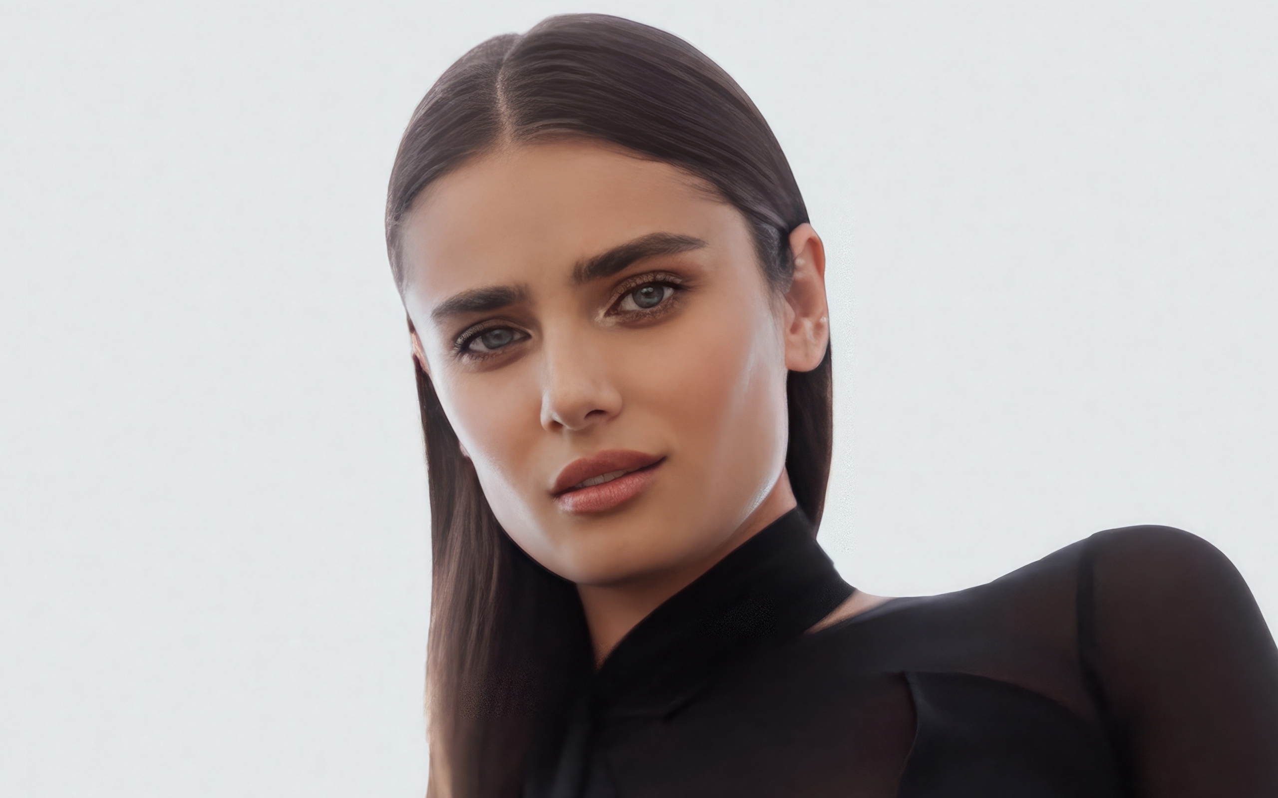 Американская топ модель Тейлор Хилл на белом фоне