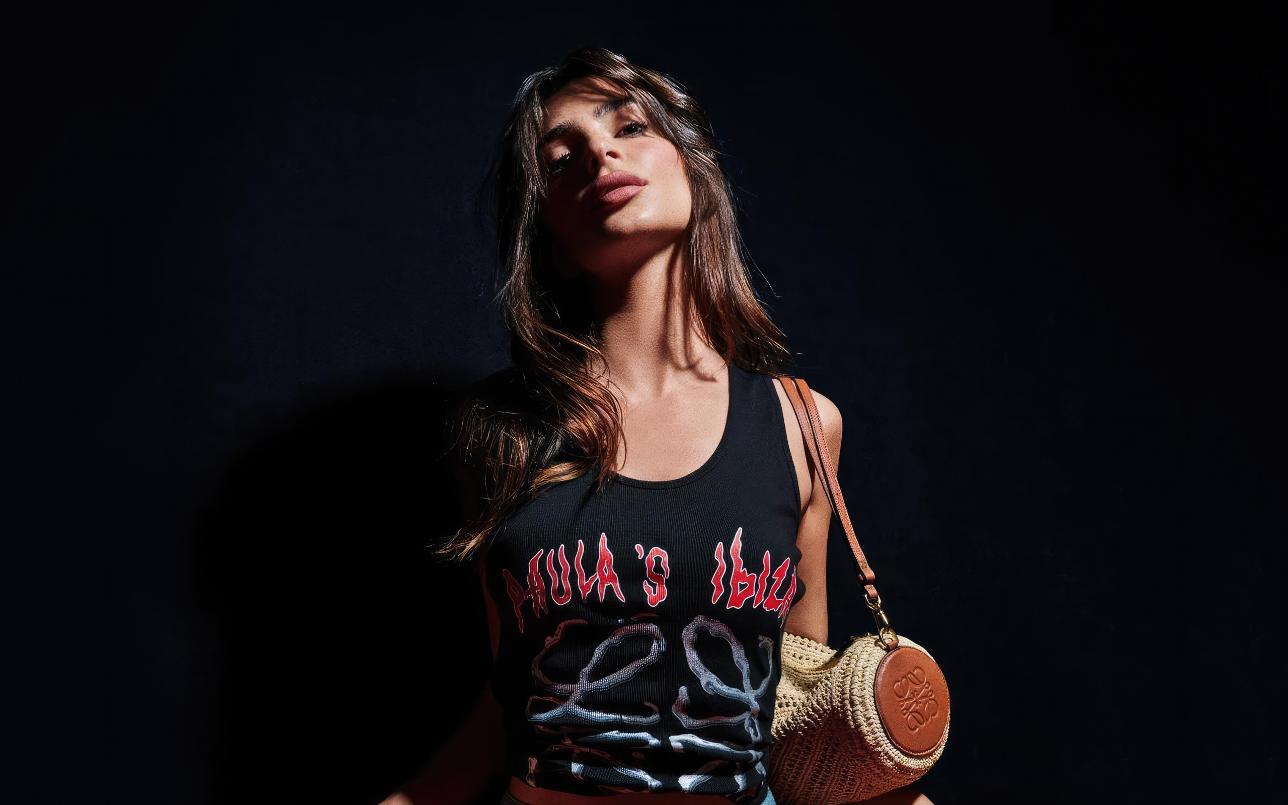 Красивая девушка американская модель Эмили Ратаковски на черном фоне