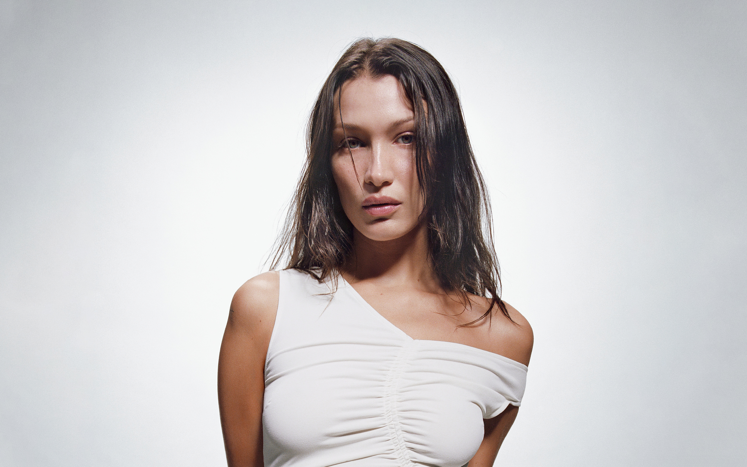 Модель Белла Хадид в белом платье на сером фоне