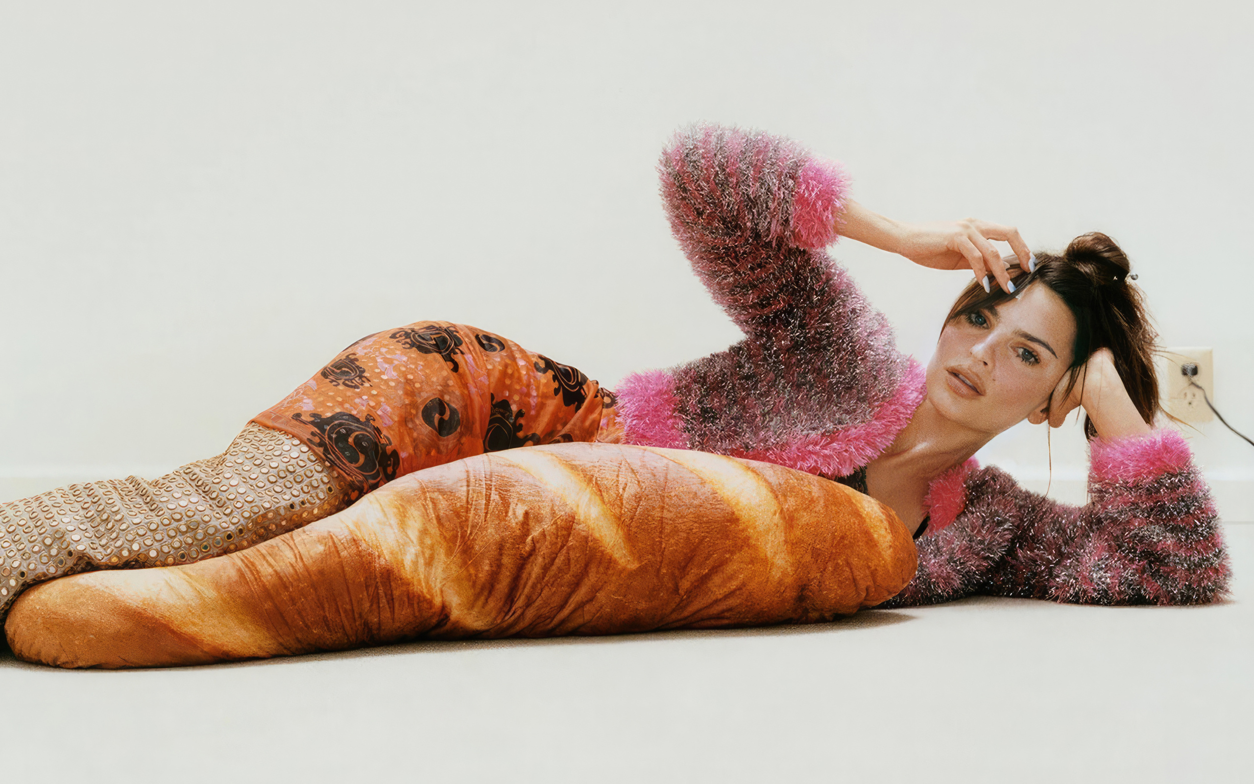 Модель Эмили Ратаковски лежит на полу