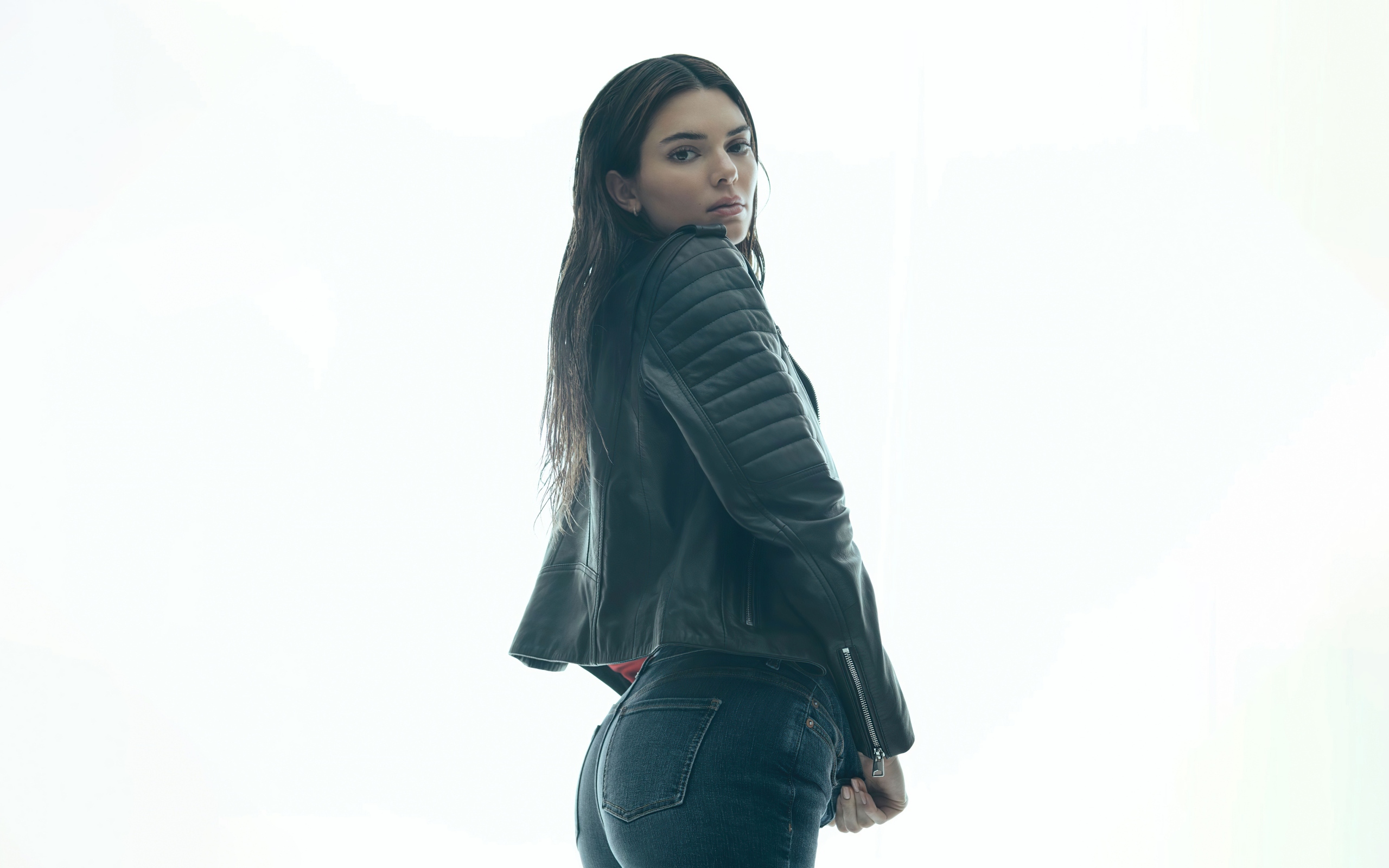 Модель Кендалл Дженнер в черной куртке на белом фоне