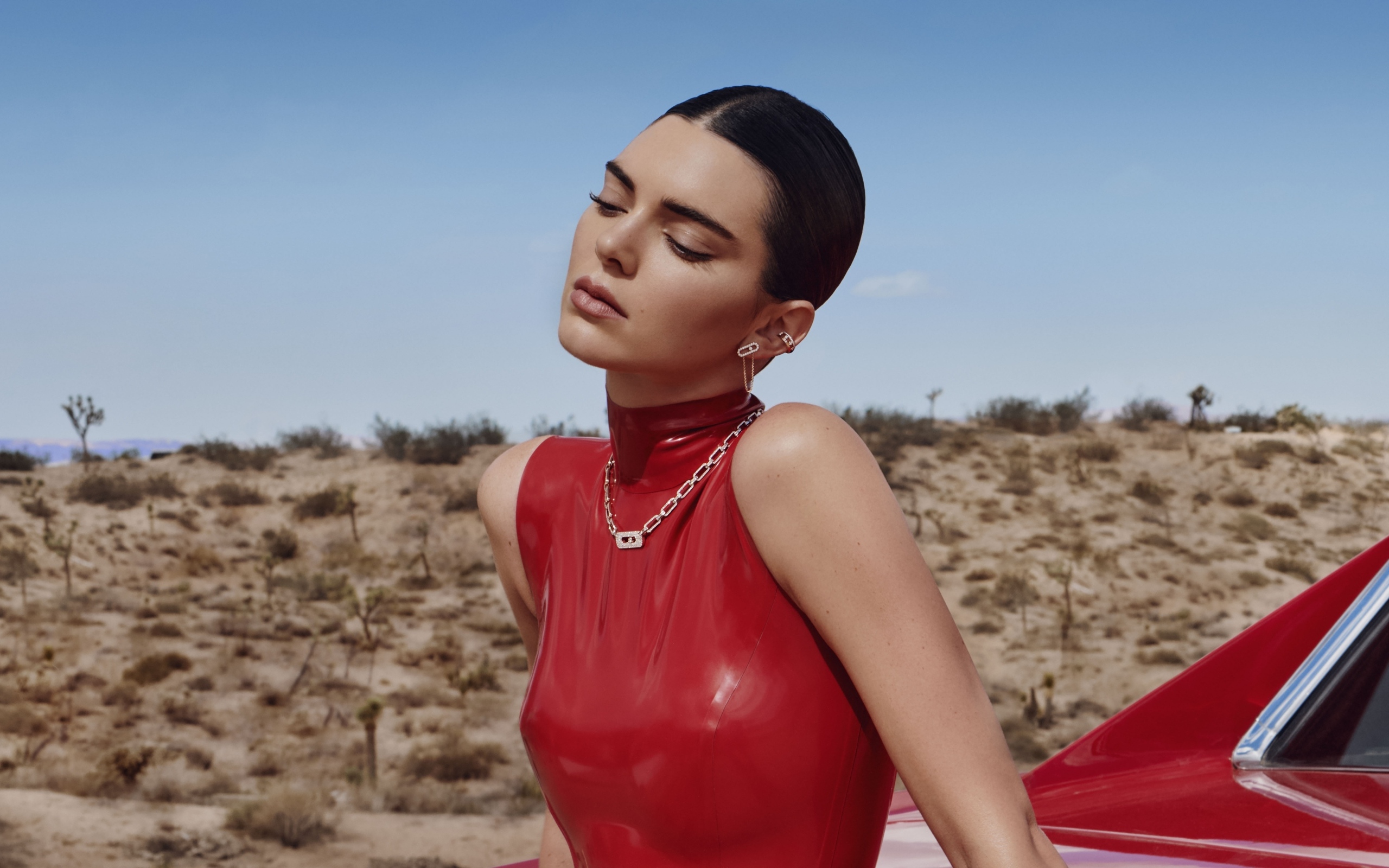 Модель Кендалл Дженнер в красном платье