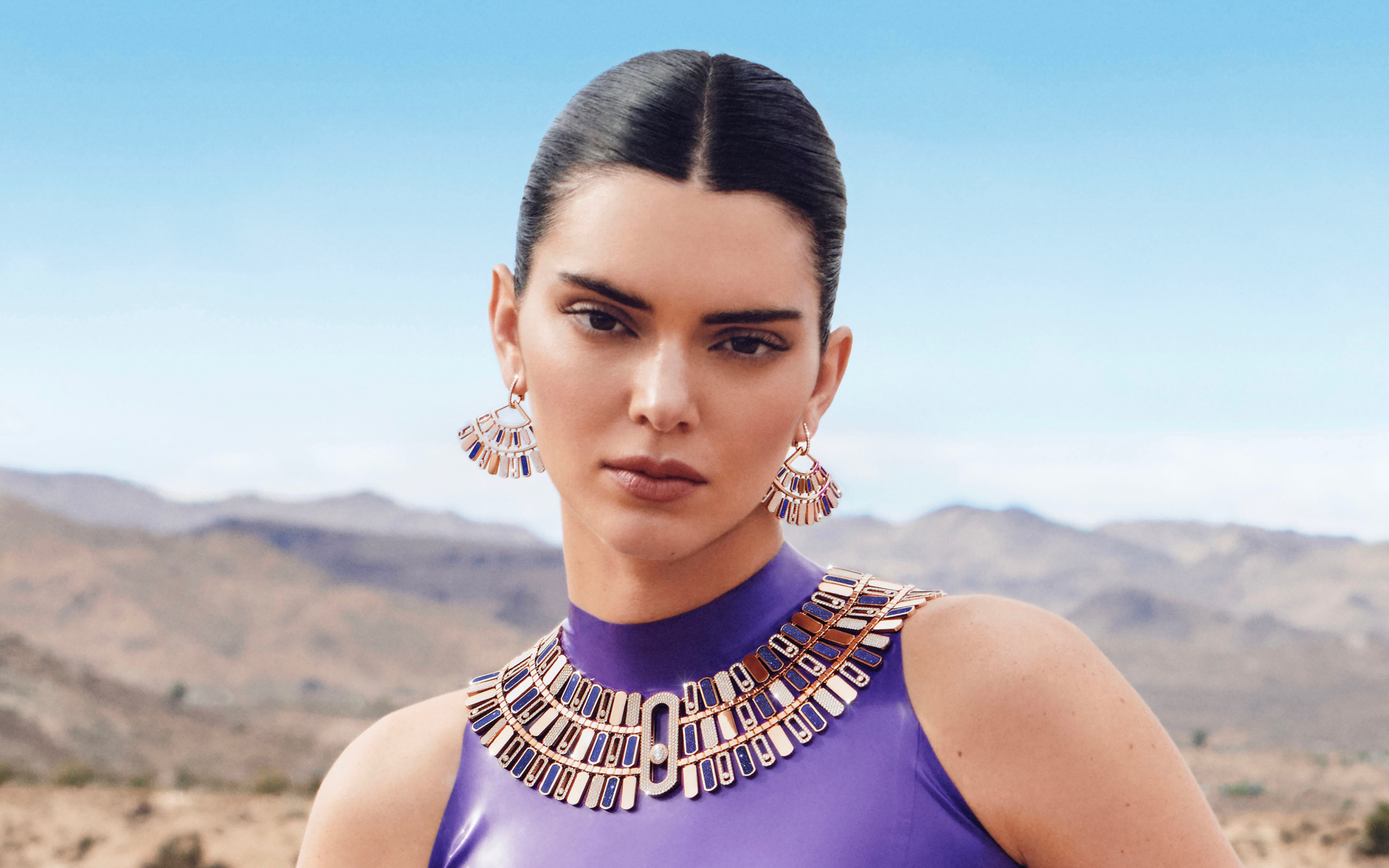 Серьезная девушка модель  Кендалл Дженнер