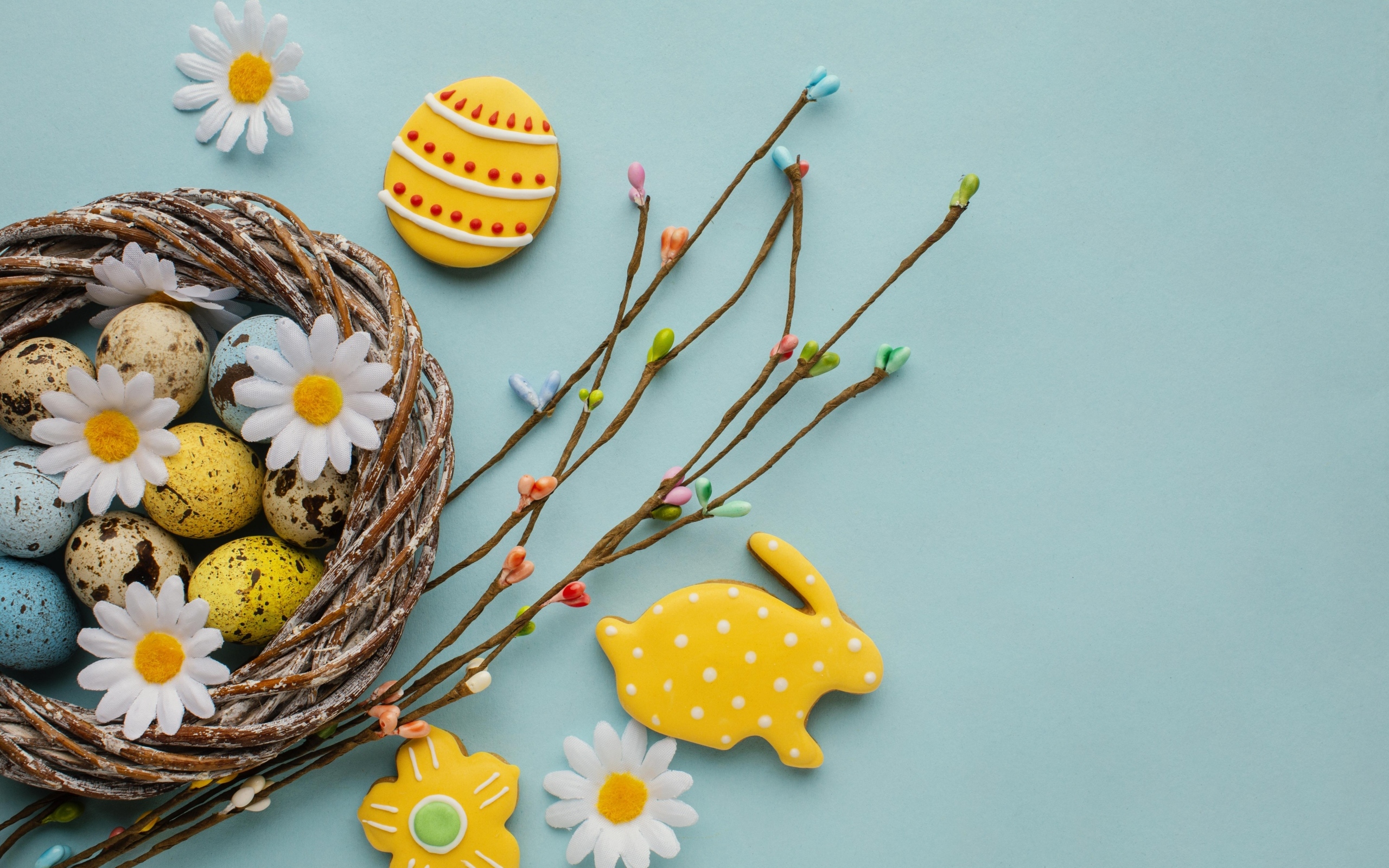 Красивый пасхальный декор на голубом фоне на праздник