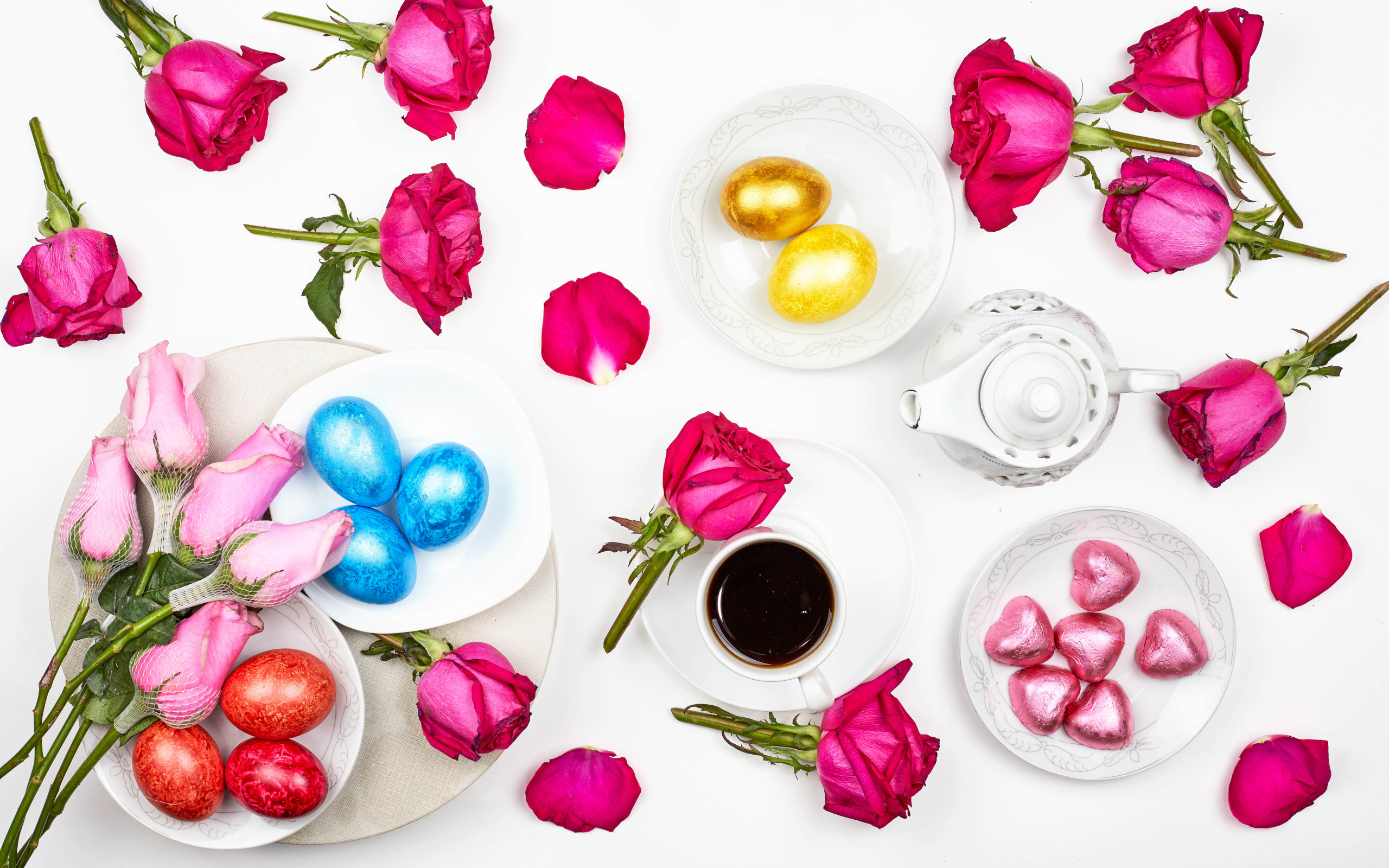 Розы и яйца на святой праздник Пасха