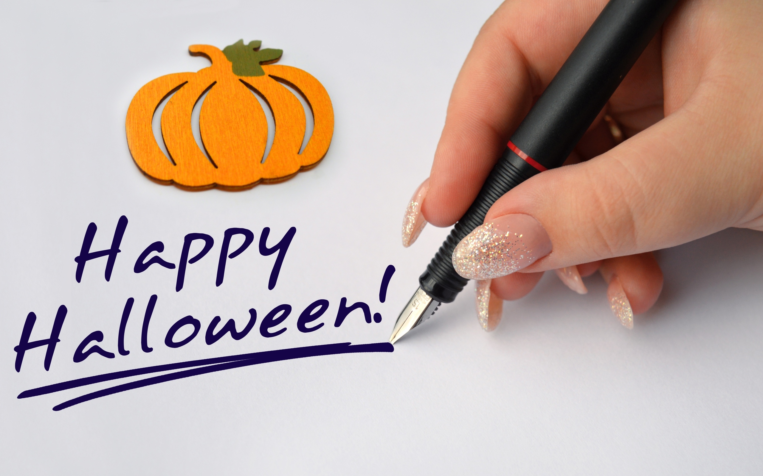 Ручка и надпись на Хэллоуин