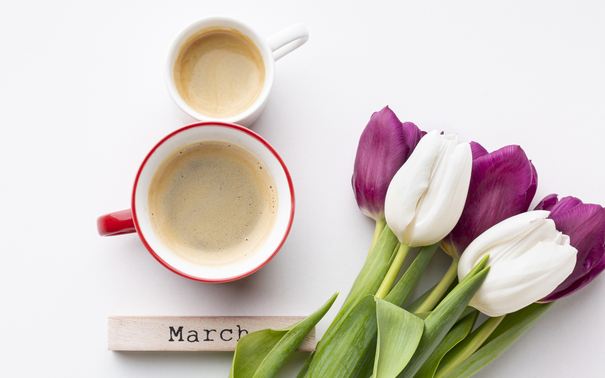 Кофе и букет тюльпанов на международный женский день