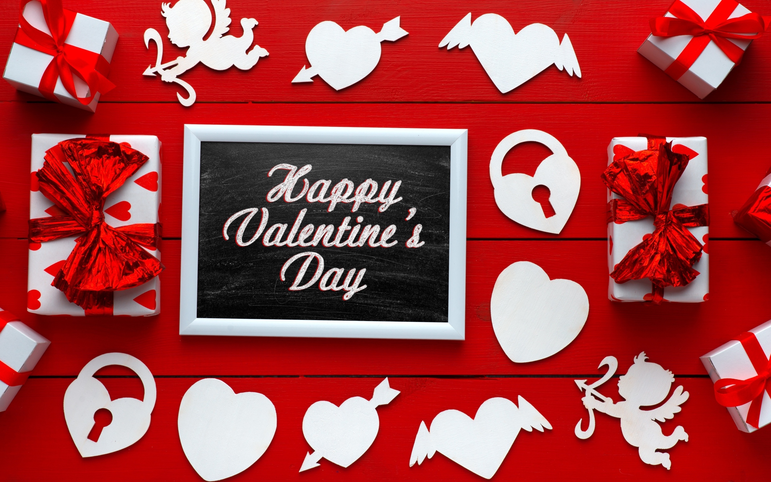 Красная открытка с сердечками на день влюбленных