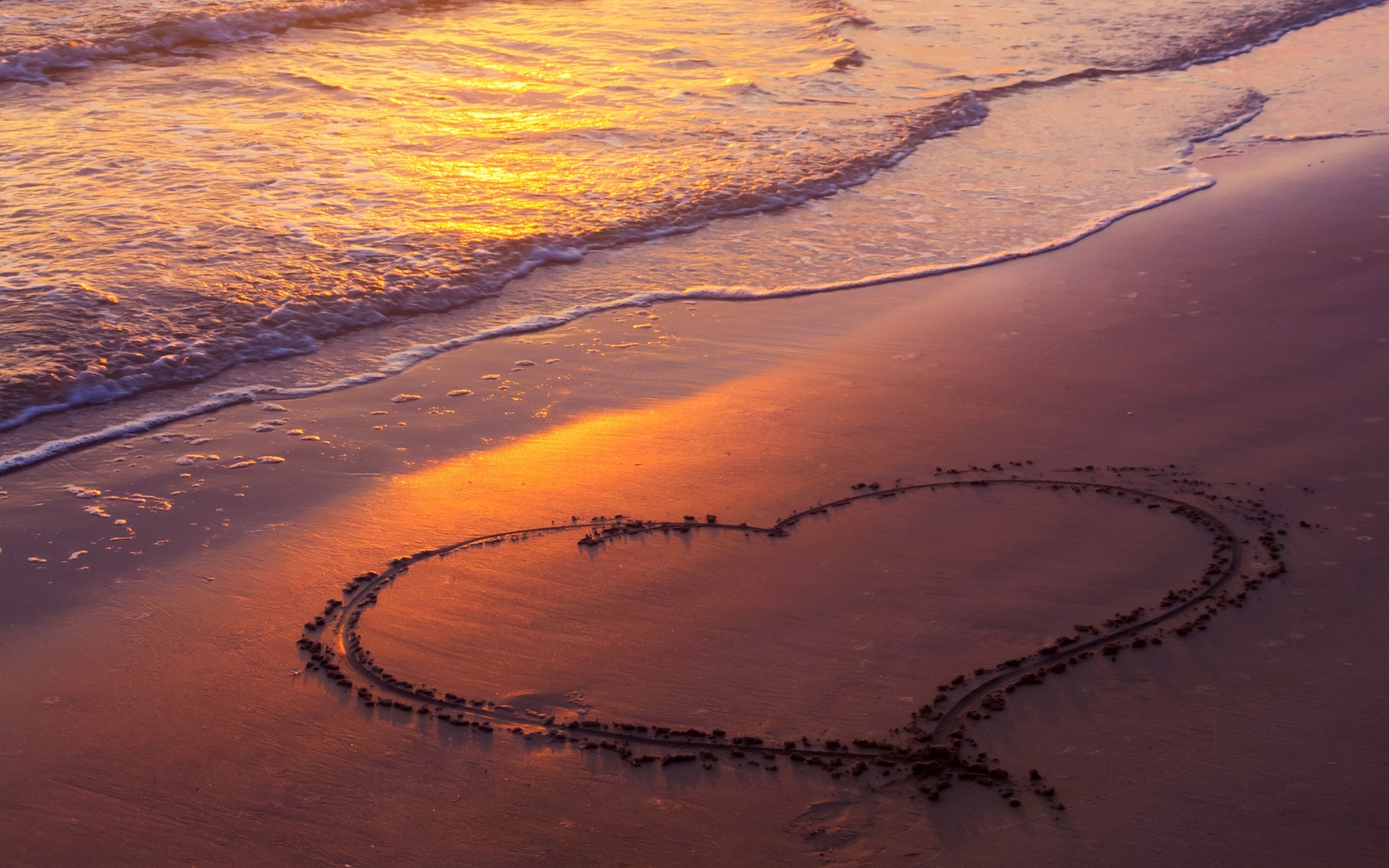 Большое сердце на песке у моря