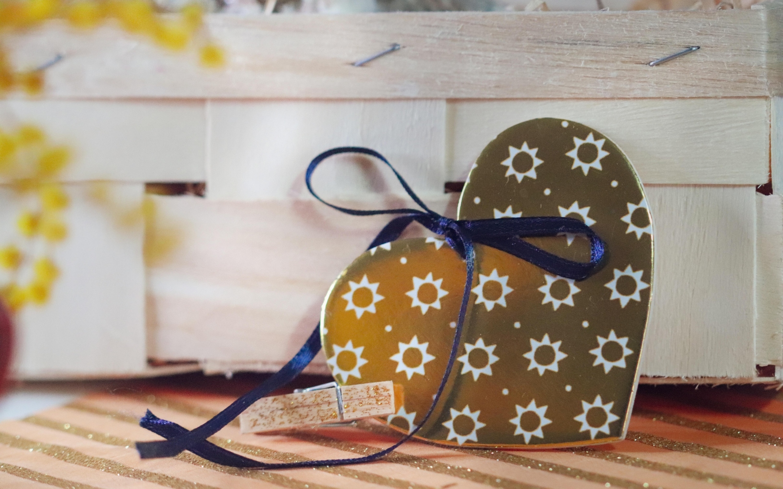 Больше сердце с деревянным ящиком