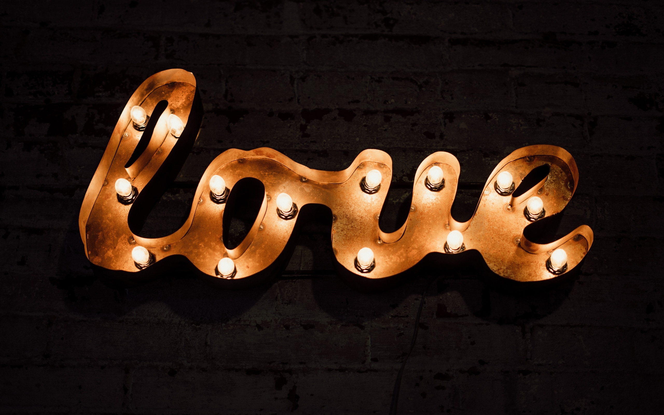 Светящаяся надпись любовь на черной стене