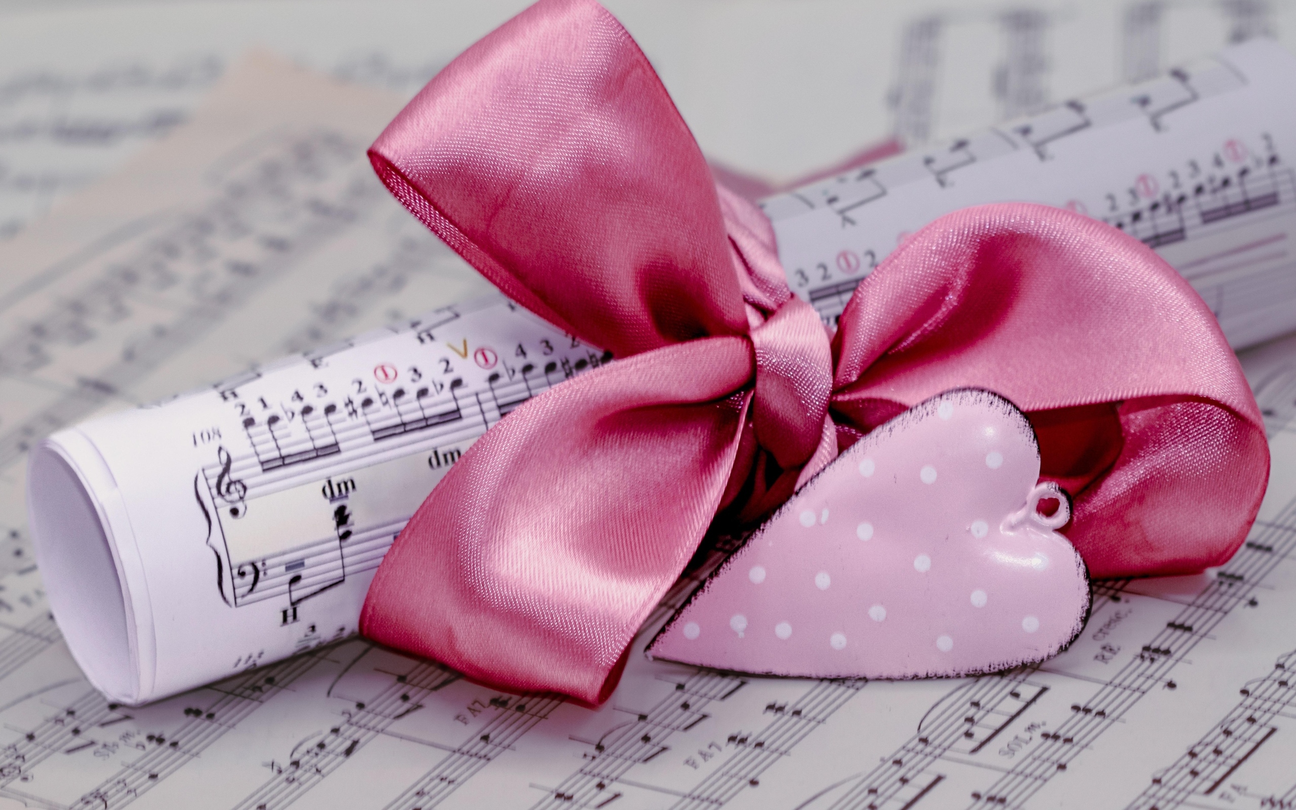 Ноты с бантом и красным сердцем для любимой