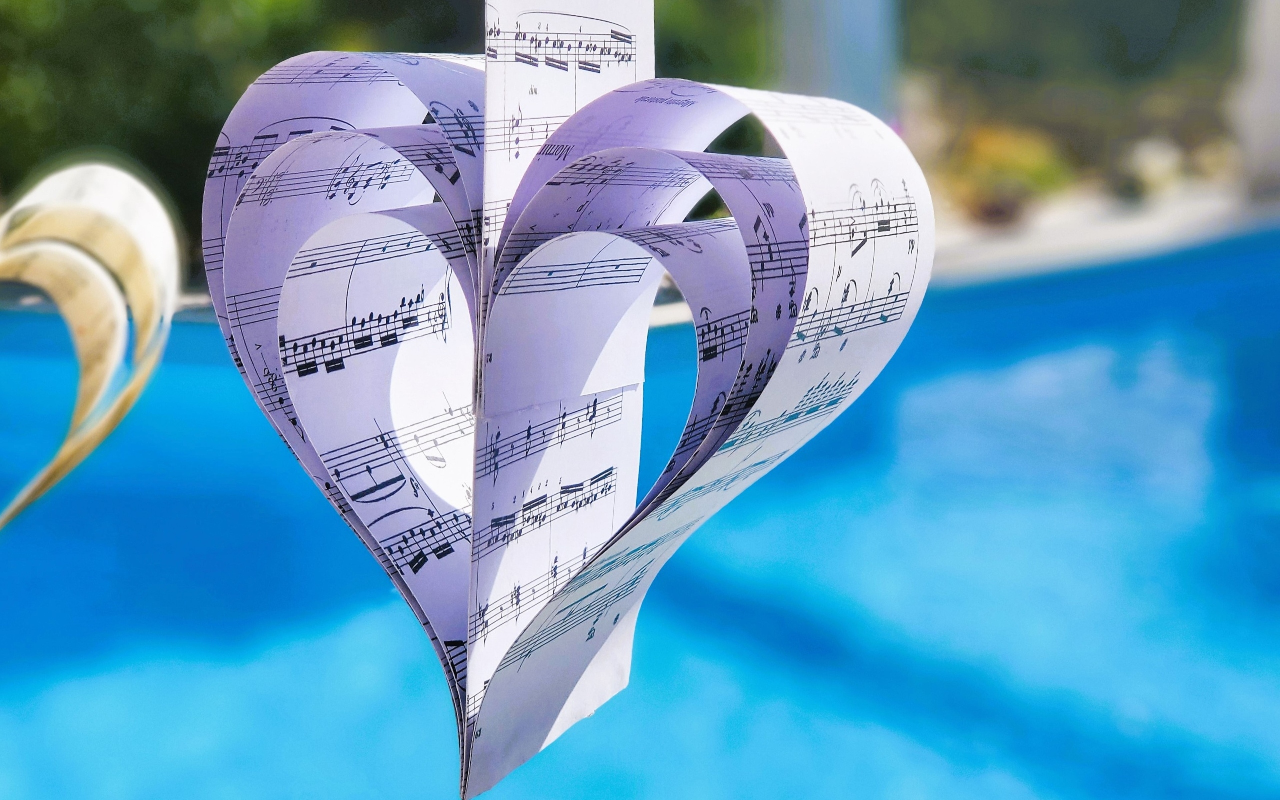 Бумажное сердце из нотной тетради