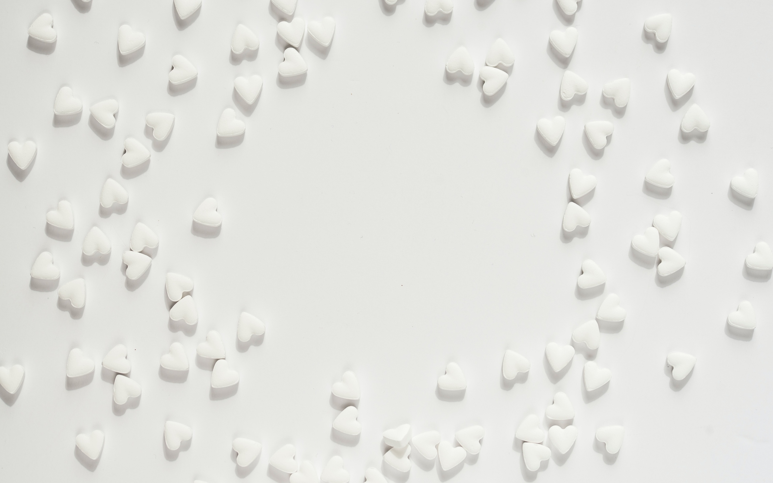 Маленькие белые сердечки на сером фоне