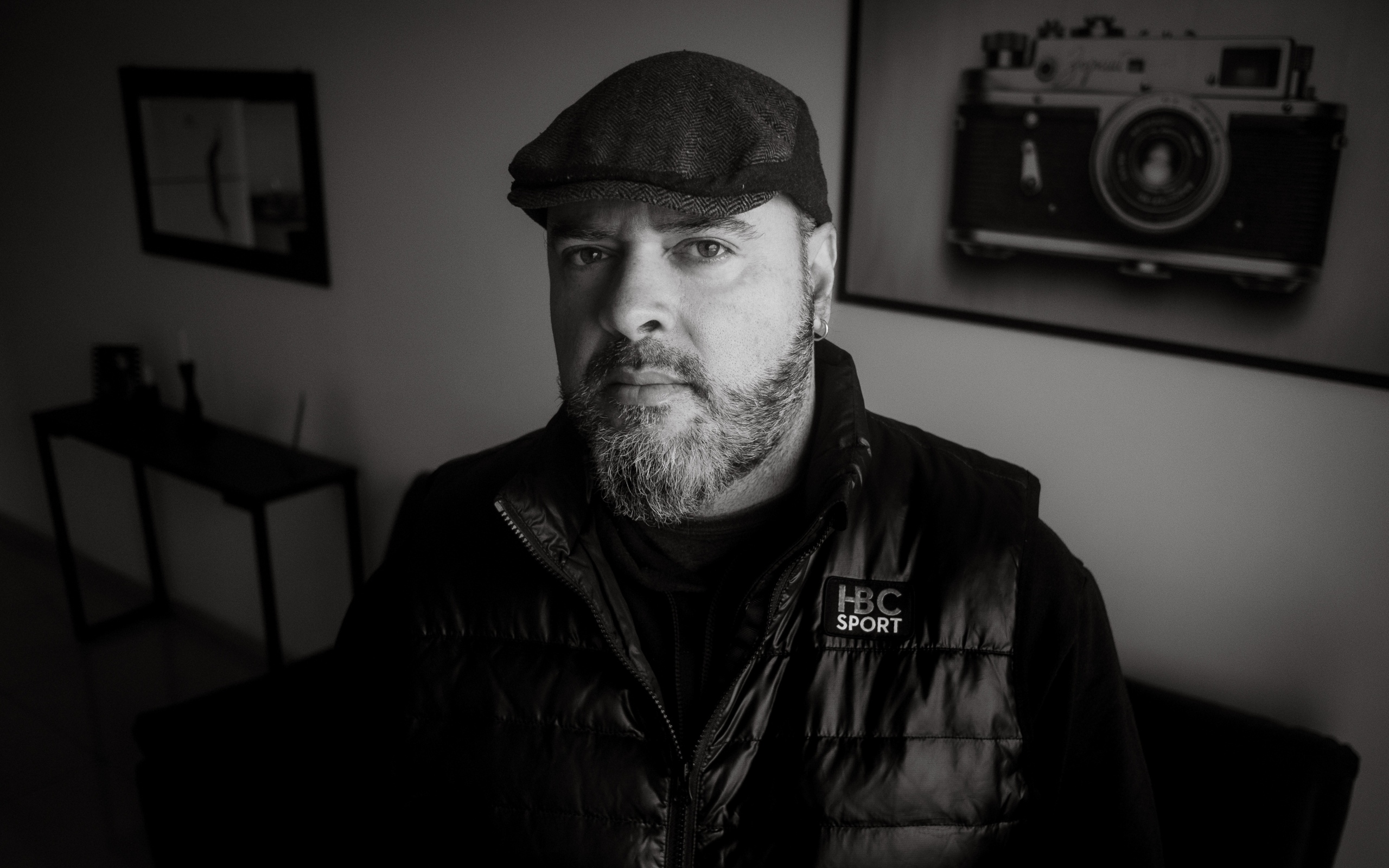 Бородатый мужчина в черной куртке