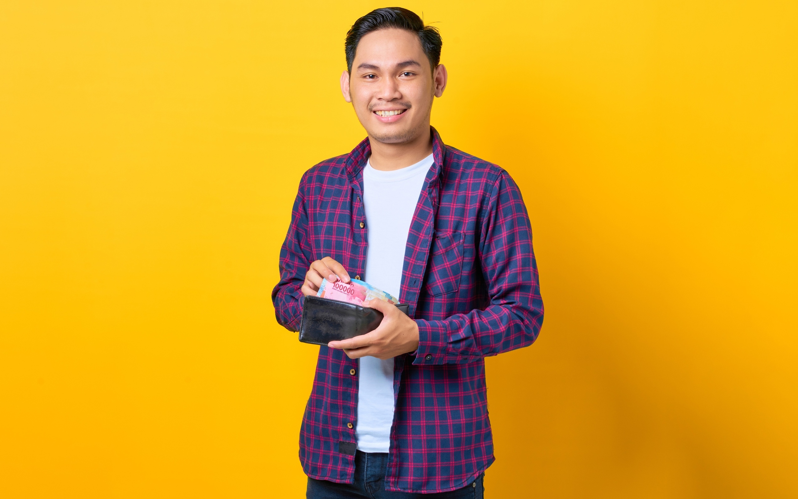 Улыбающийся мужчина с кошельком в руках