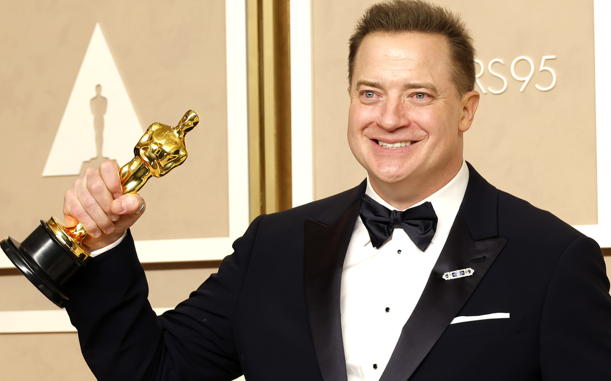 Актер Брендан Фрейзер с оскаром в руках