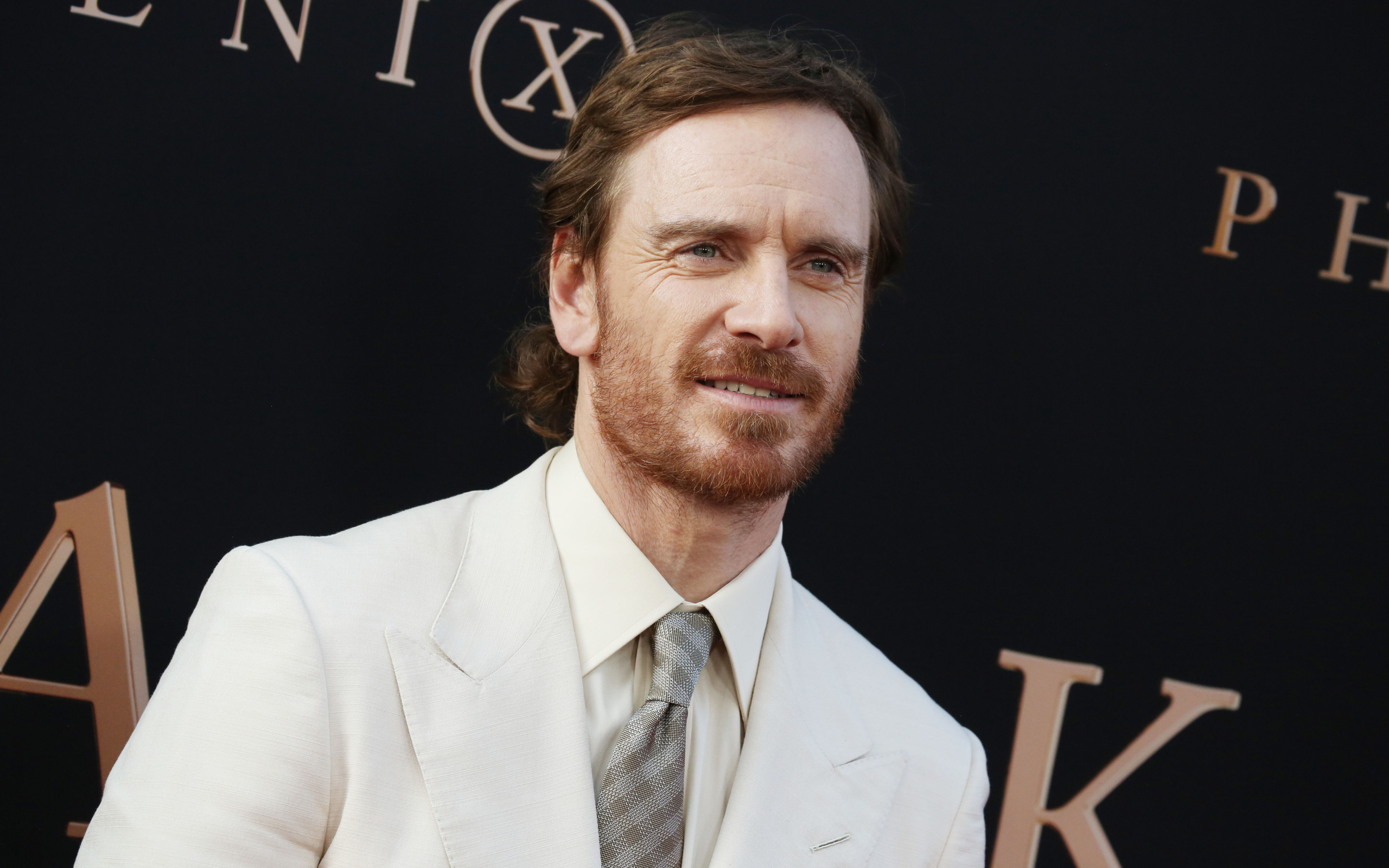 Актер Майкл Фассбендер в белом костюме