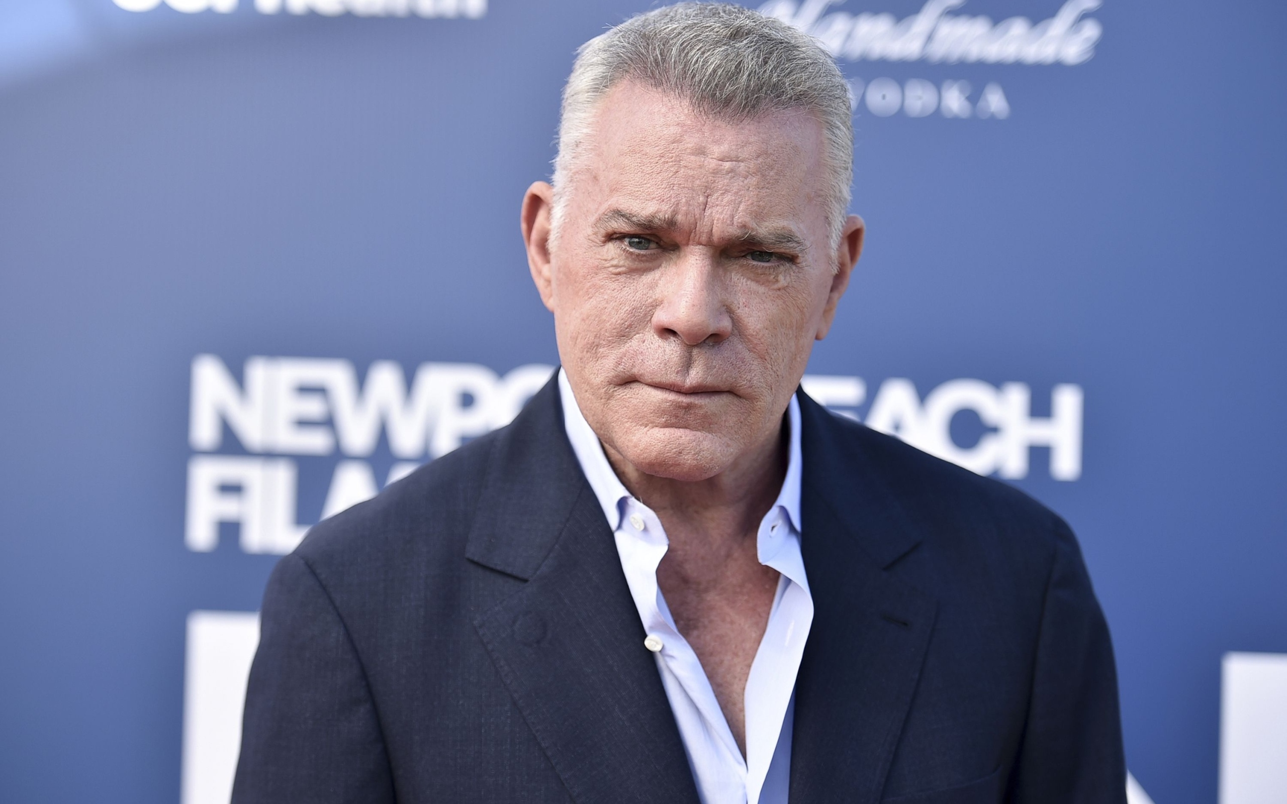 Актер Рэй Лиотта в костюме