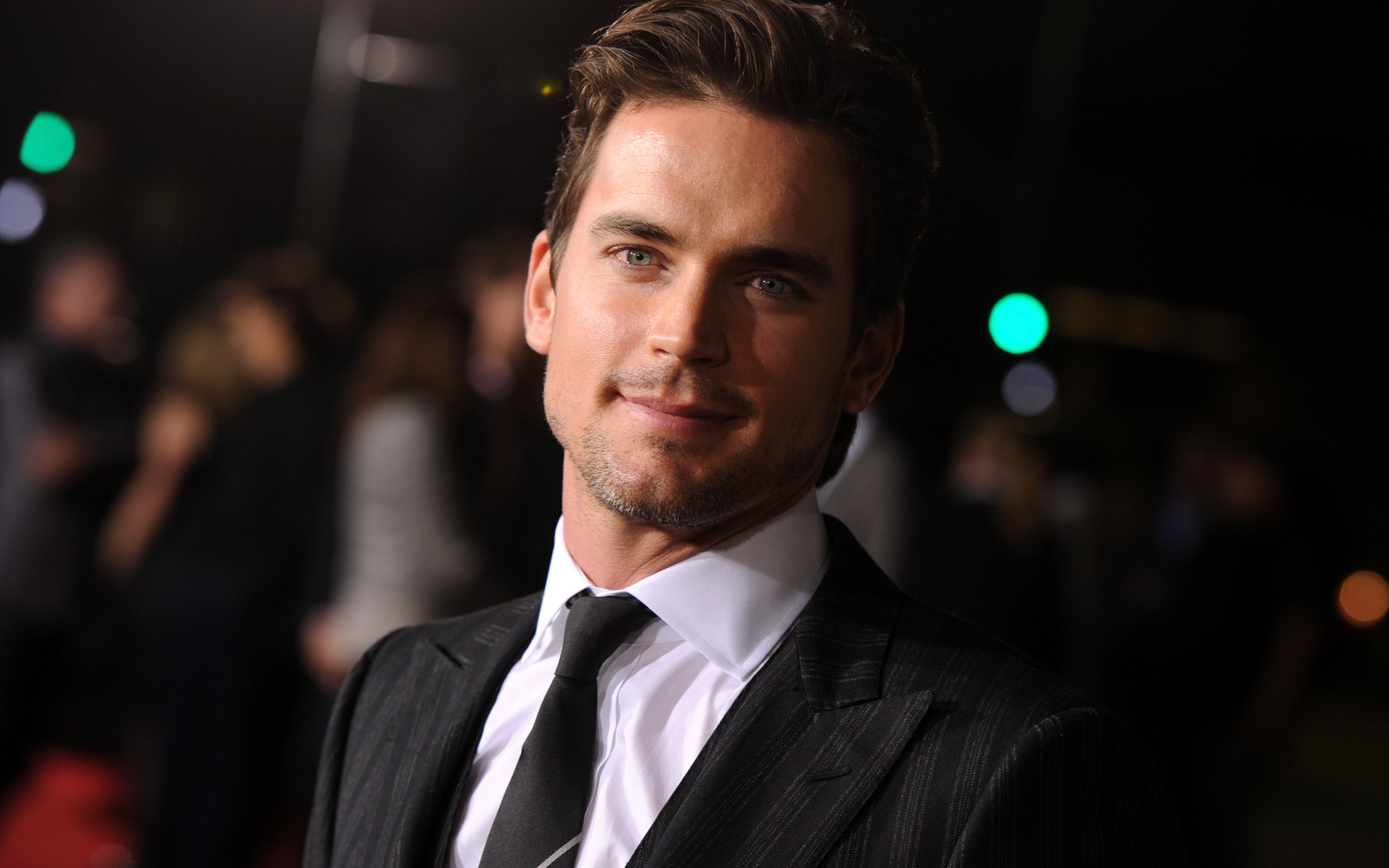 Красивый актер Мэтт Бомер в костюме