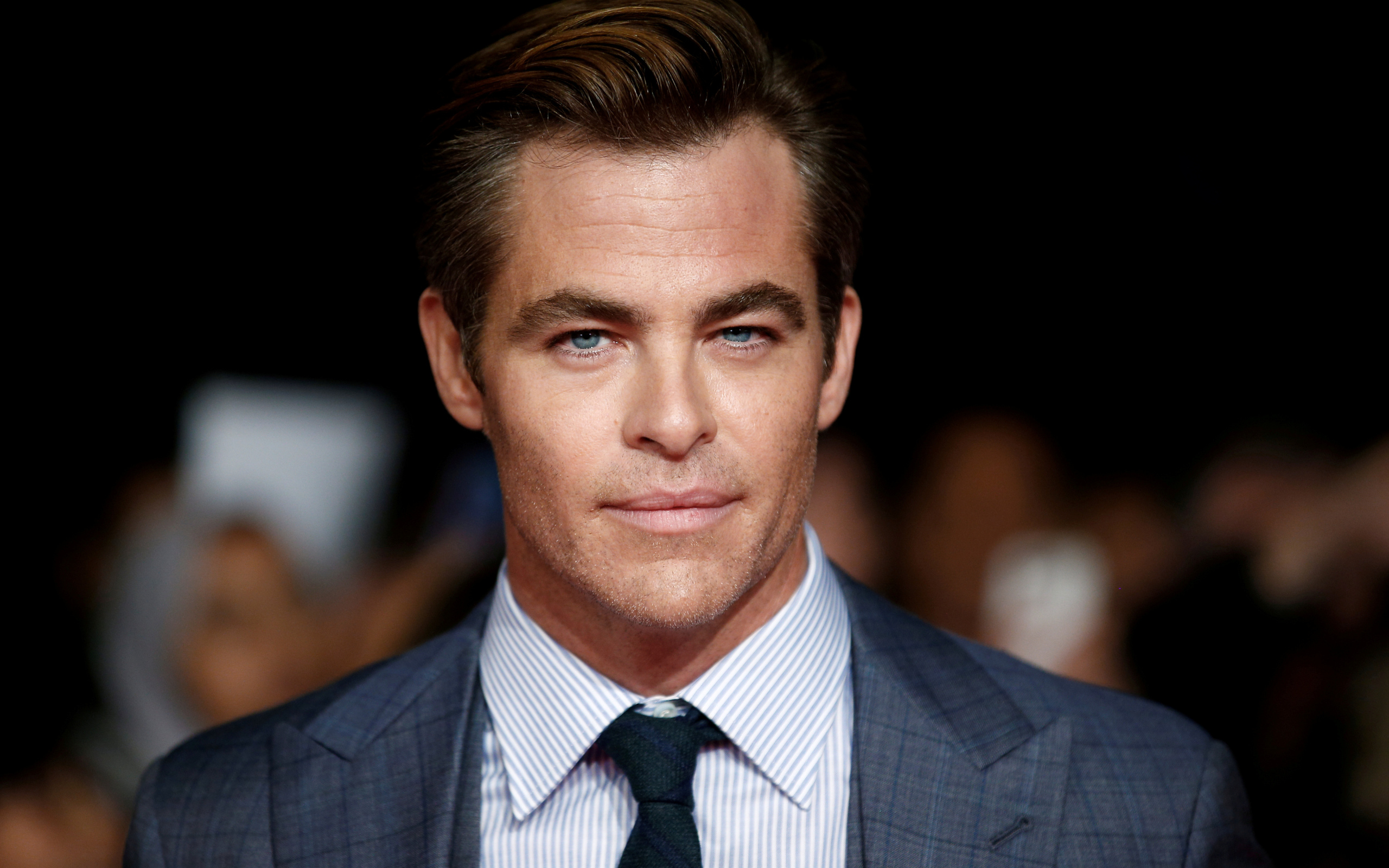 Популярный актер Крис Пайн в костюме