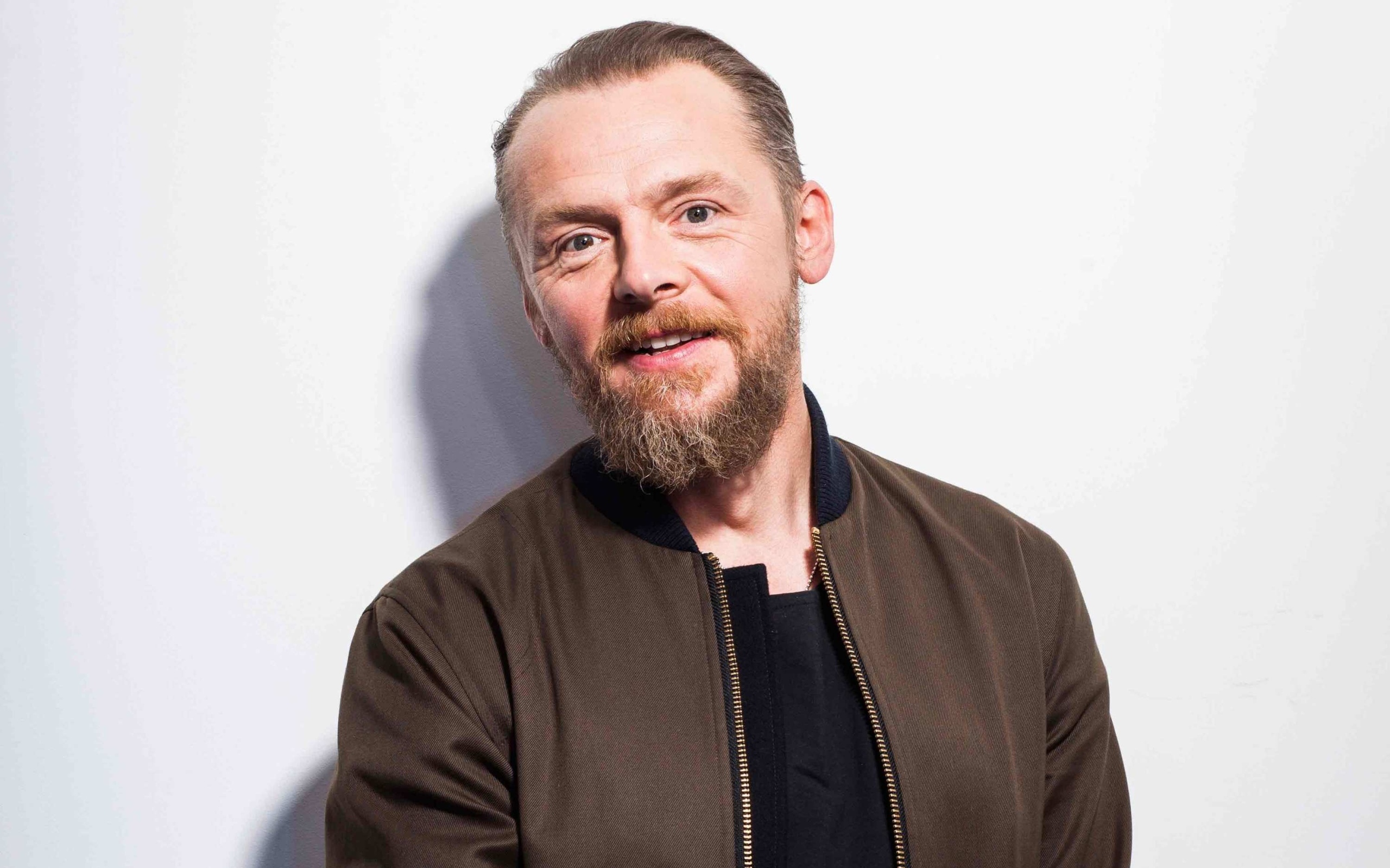 Улыбающийся актер Саймон Пегг на белом фоне