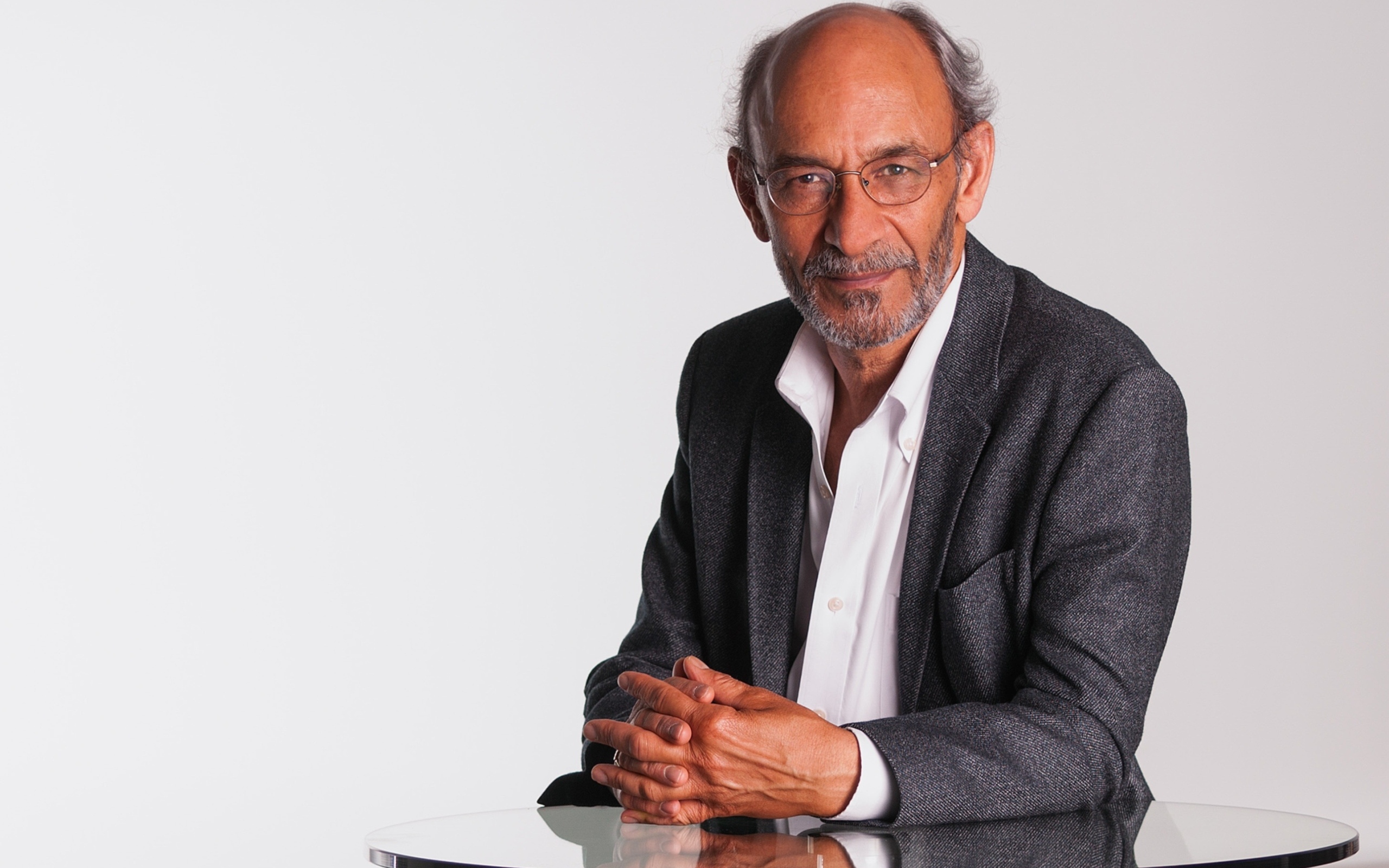 Деловой мужчина в сером костюме