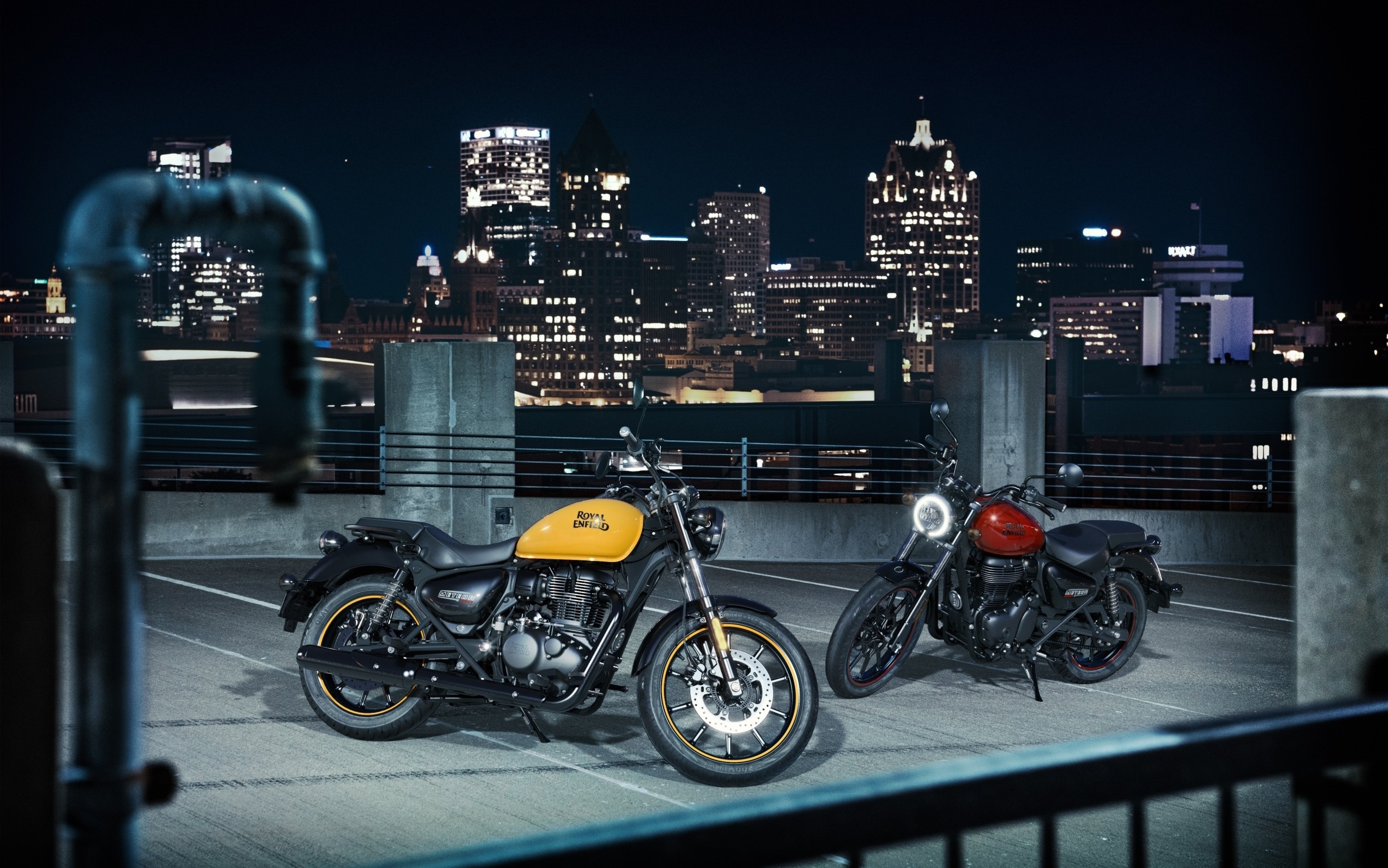 Два мотоцикла Royal Enfield Meteor 350 на фоне города
