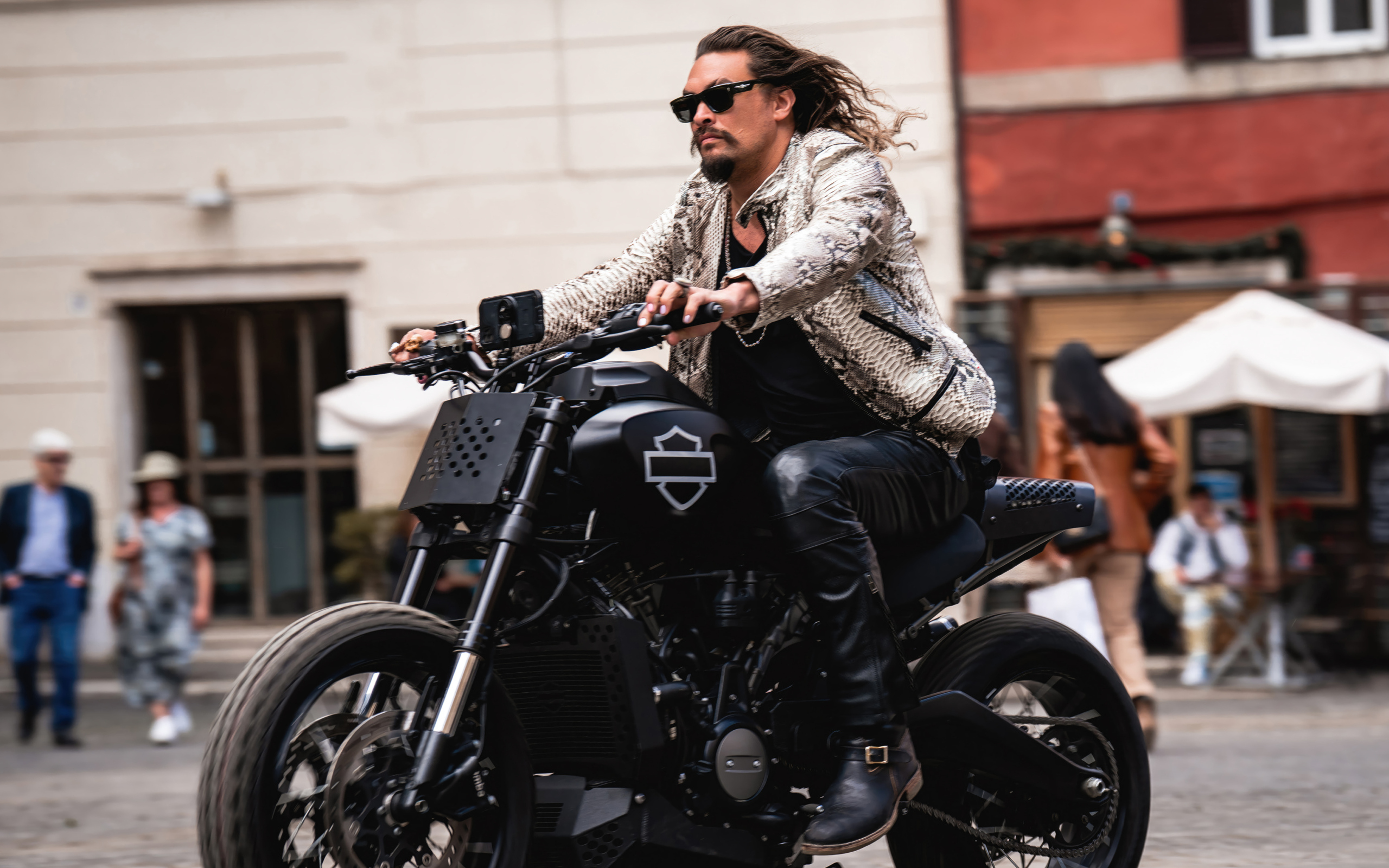 Актер Джейсон Момоа в фильме Форсаж 10