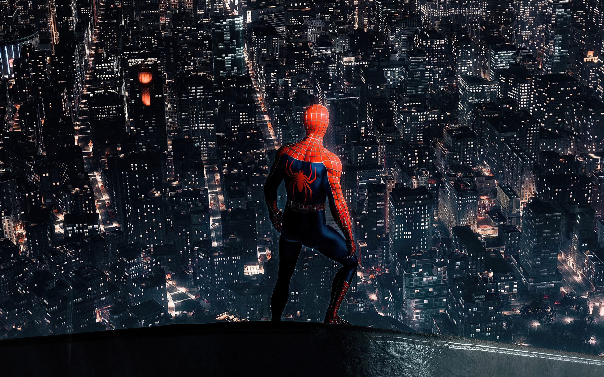 Человек паук смотрит на  ночной город