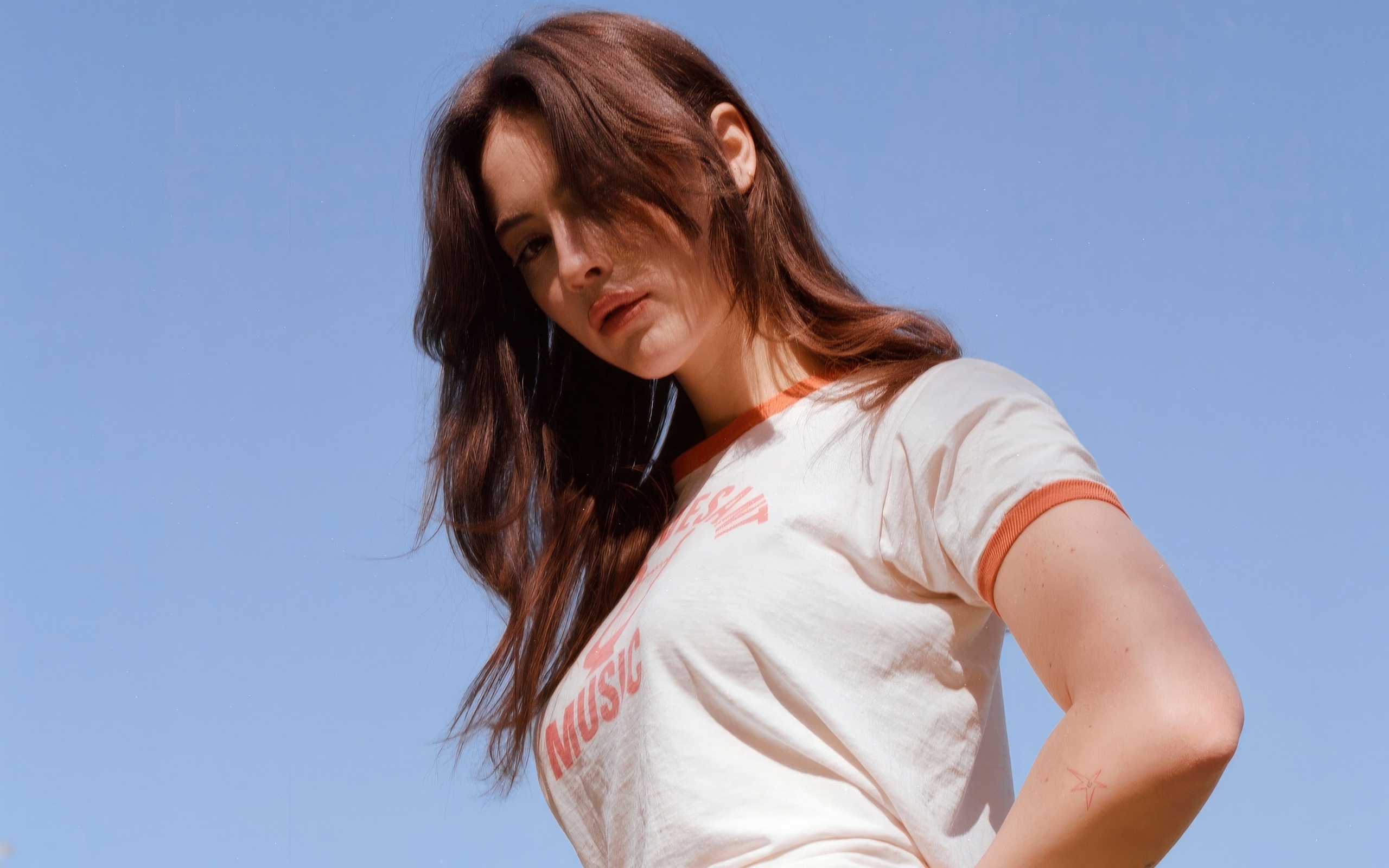 Американская певица Грэйси Абрамс на голубом фоне