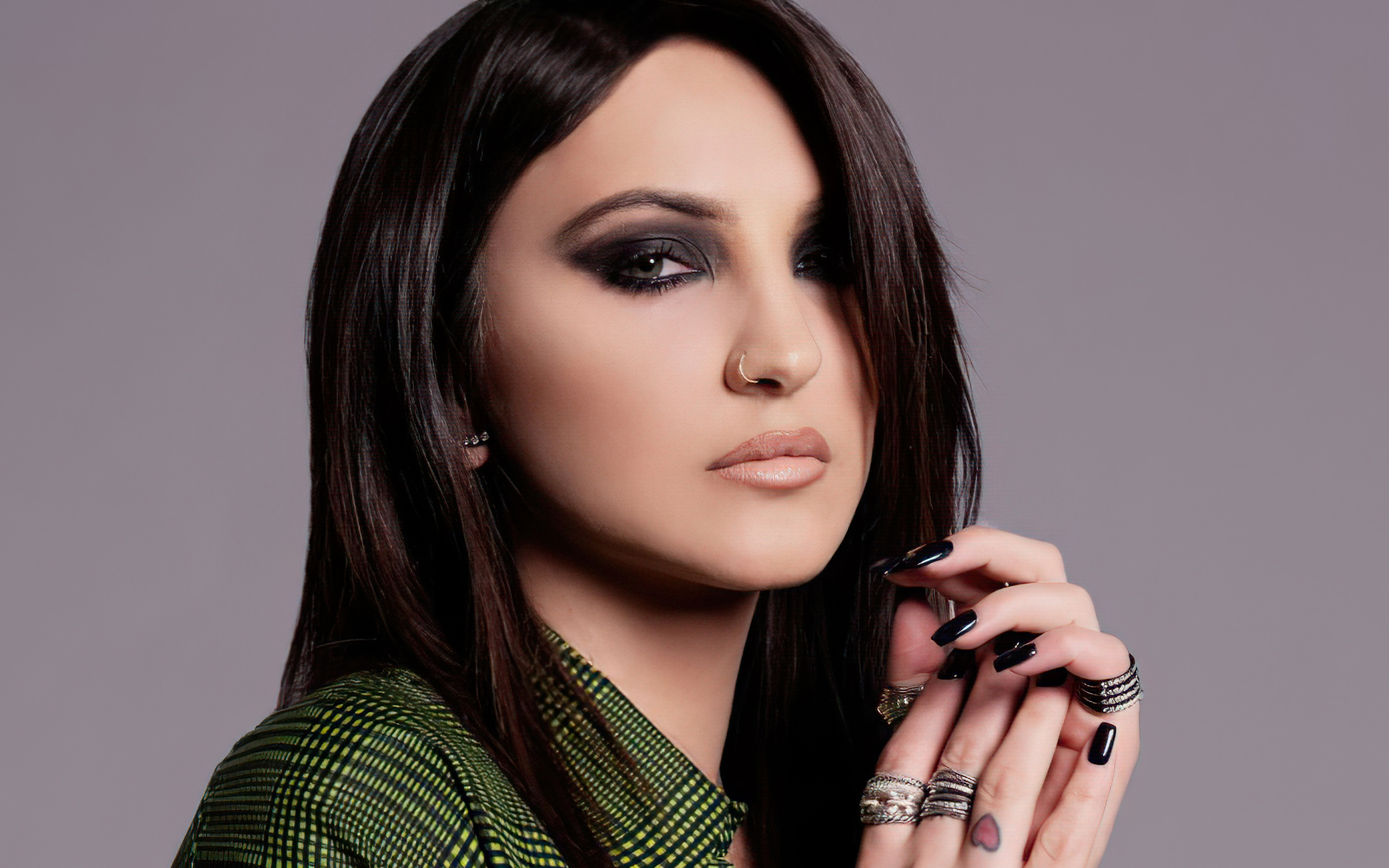 Американская певица Джулия Майклз крупным планом