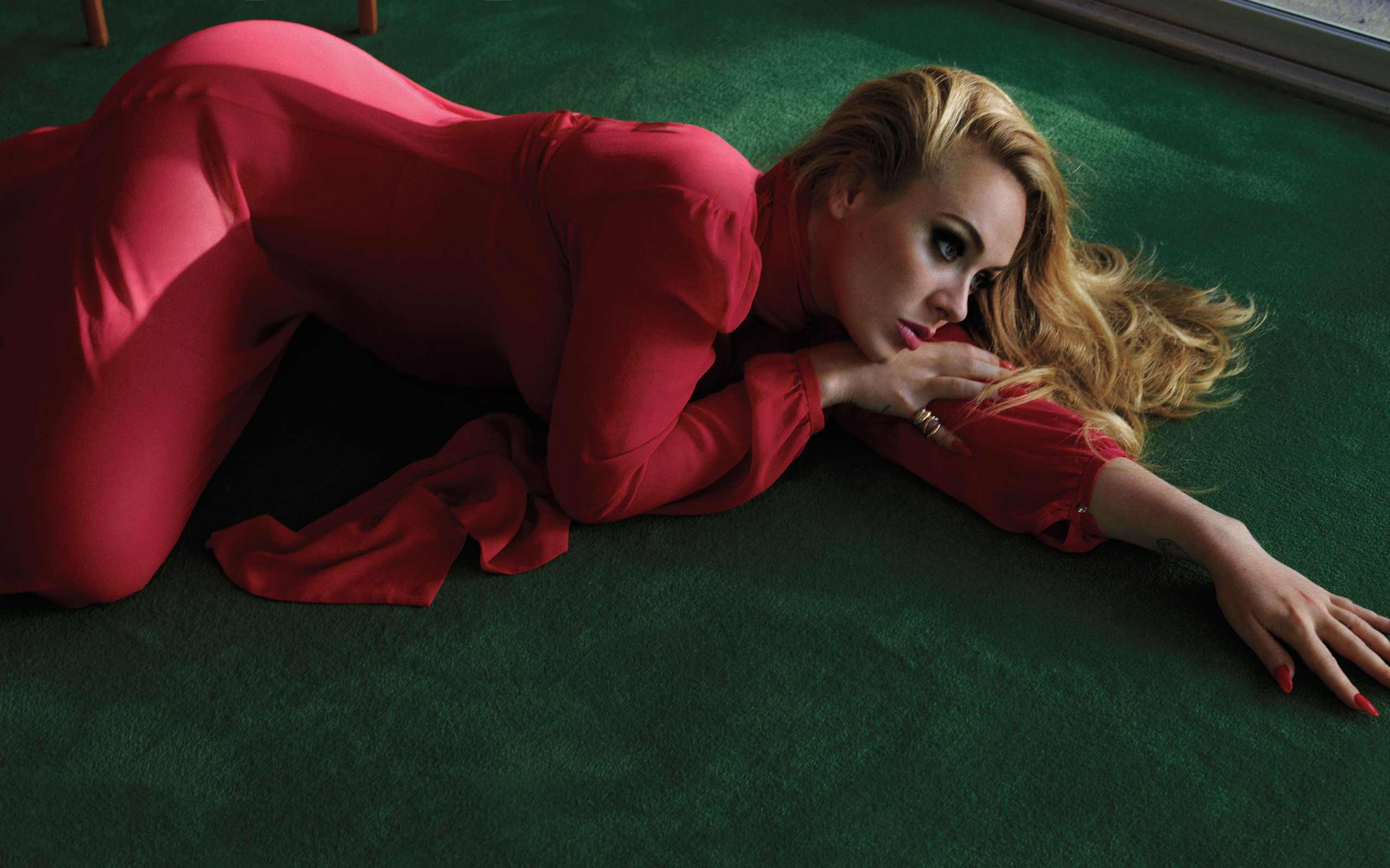 Красивая блондинка певица Адель в красном платье