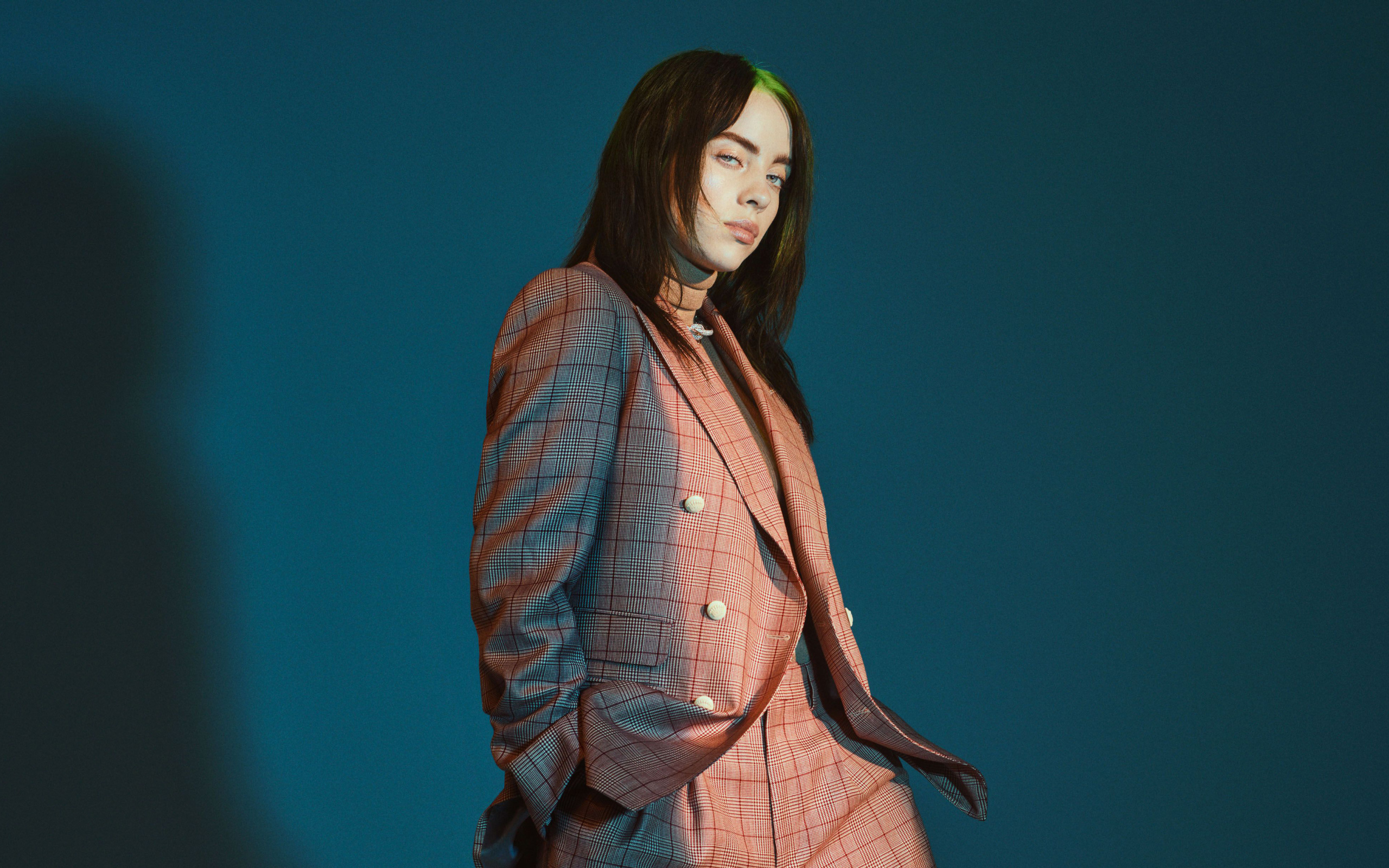 Популярная американская певица Билли Айлиш в костюме