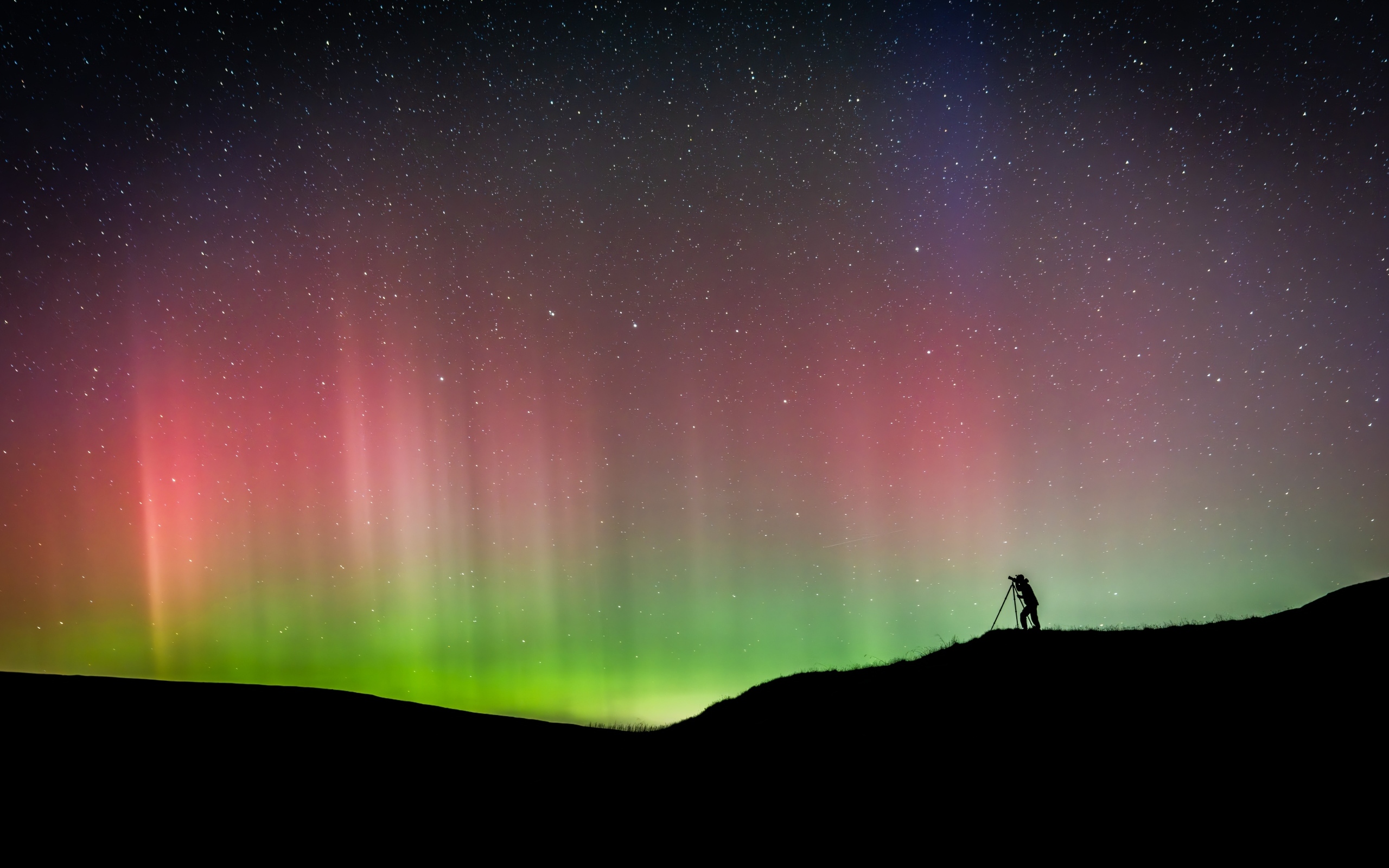 Красивое разноцветное полярное сияние в звездном небе