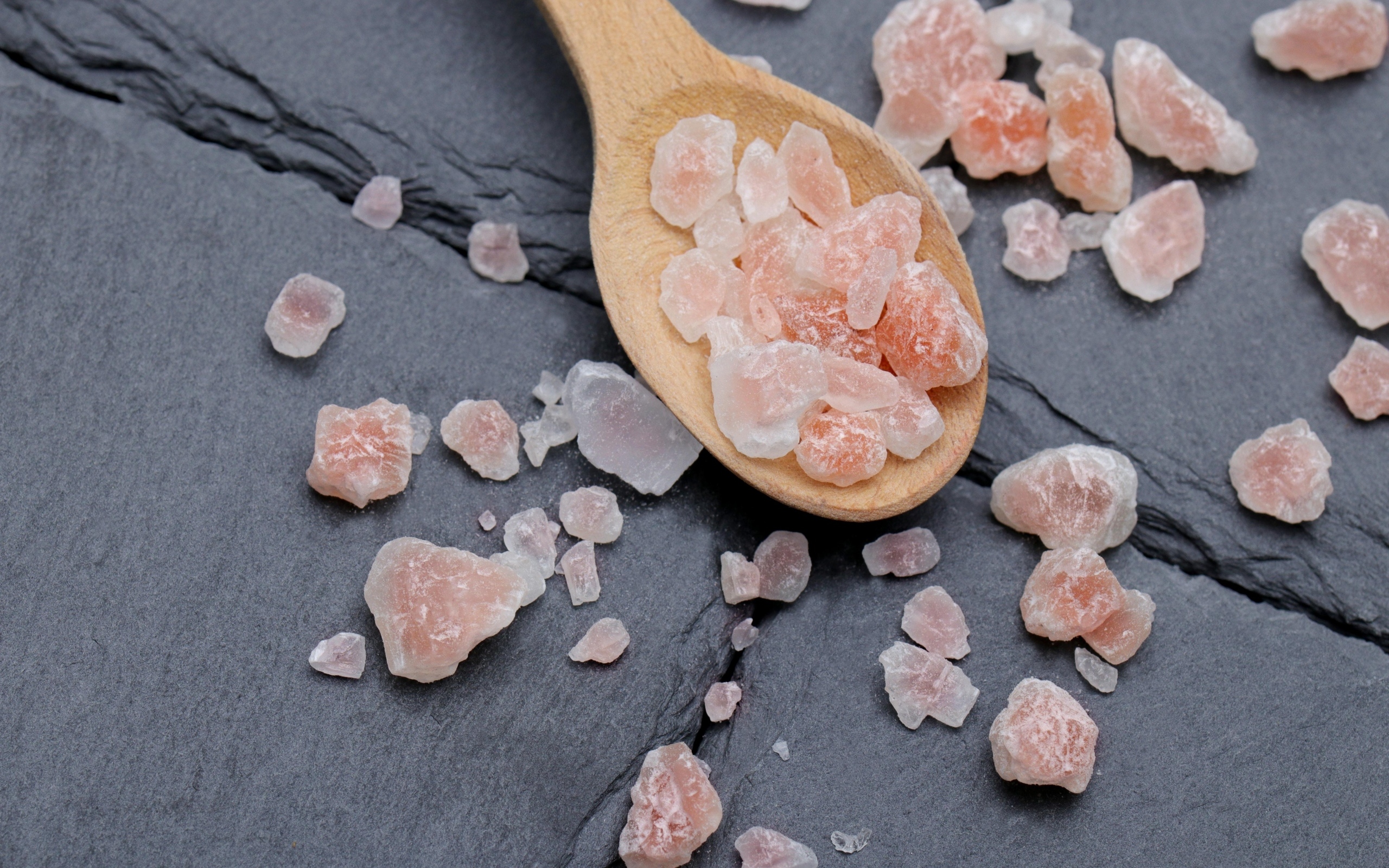 Крупная каменная соль на деревянной ложке