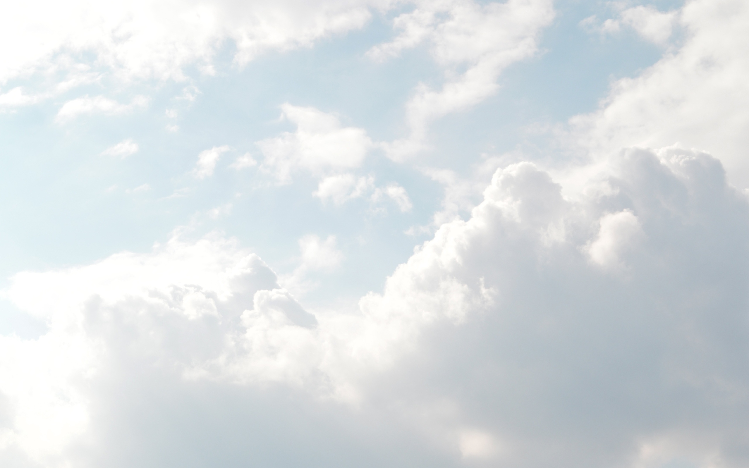 Белые пушистые облака в голубом небе