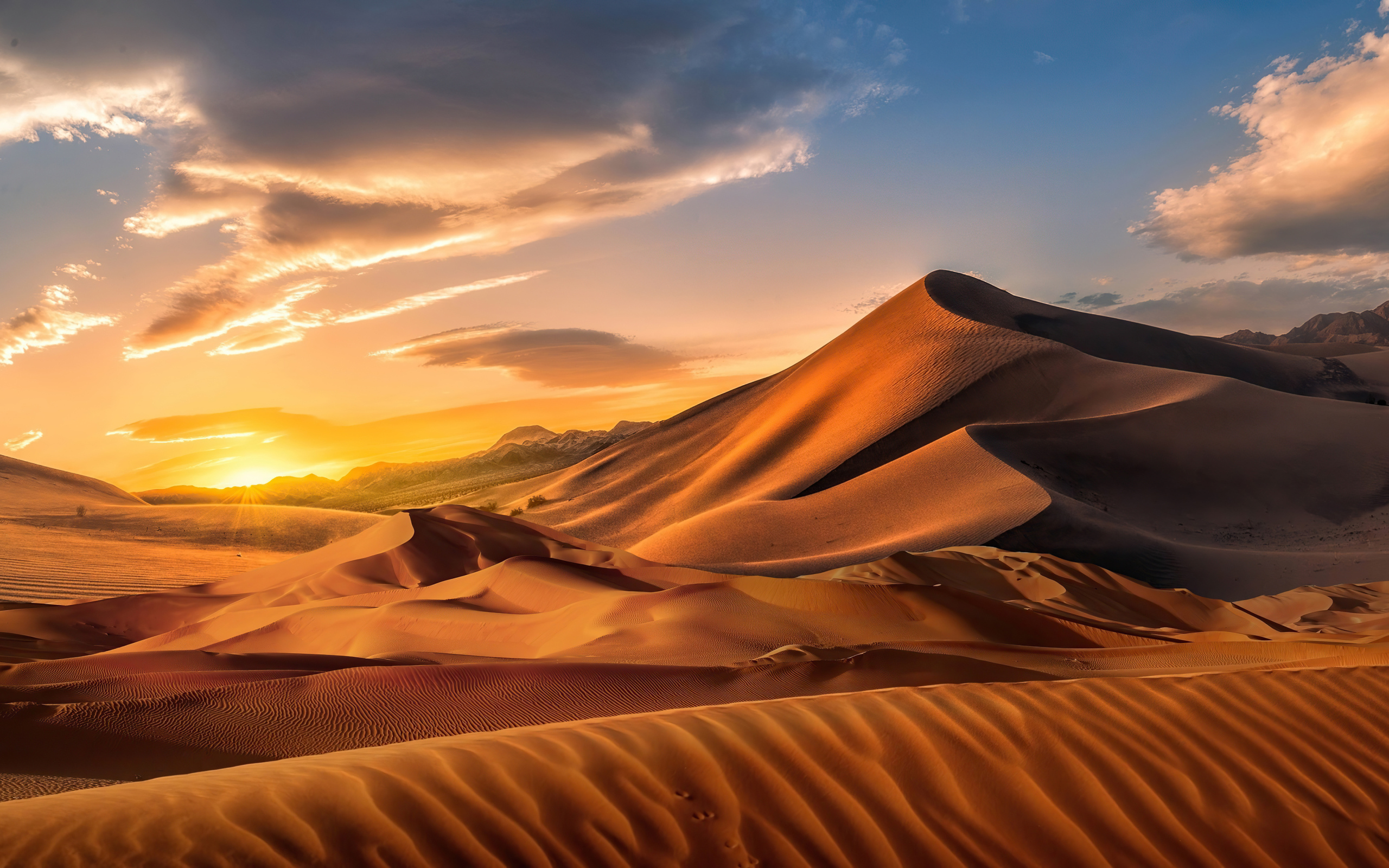 Песчаная дюна на закате солнца