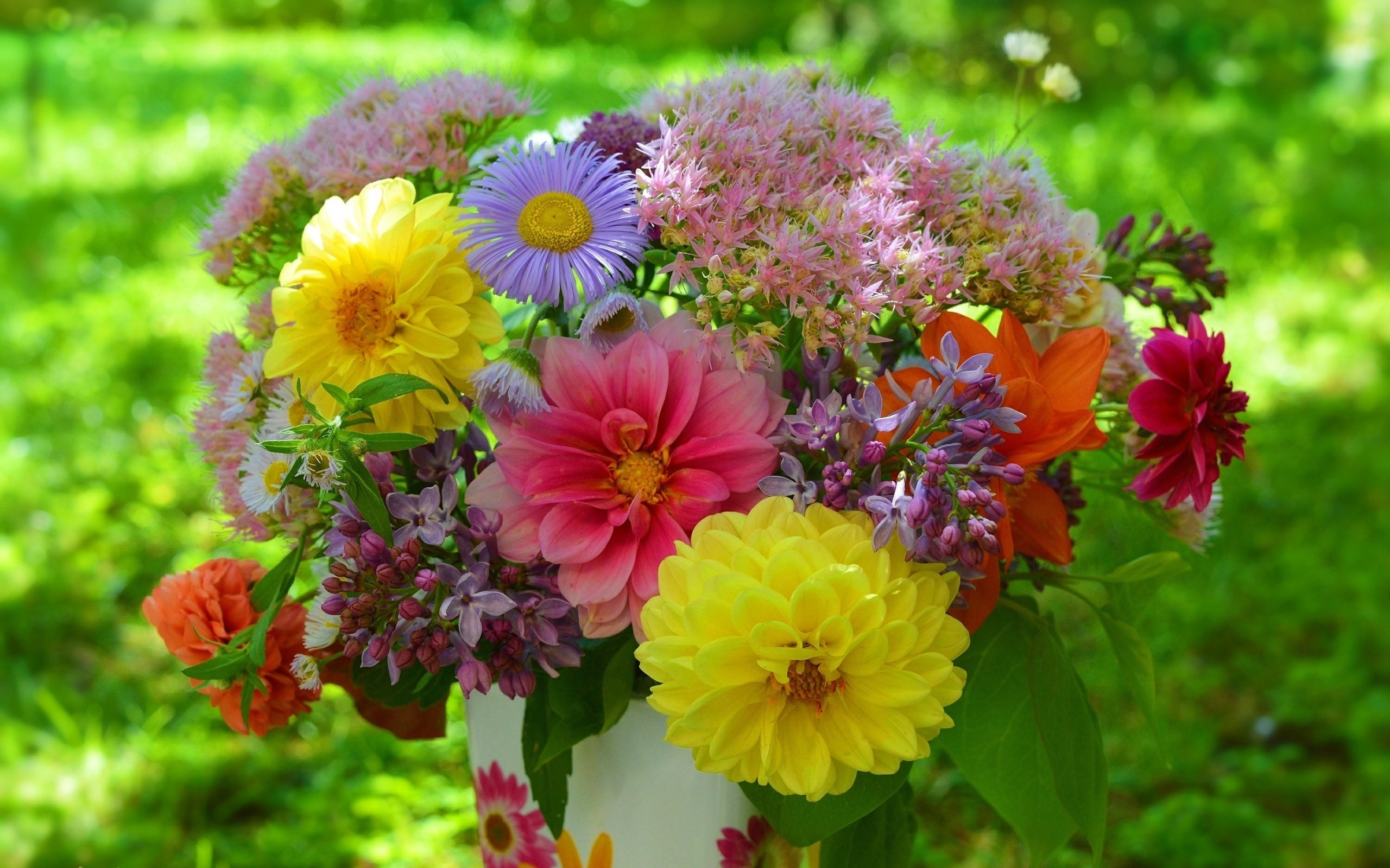 Красивый букет садовых цветов в вазе