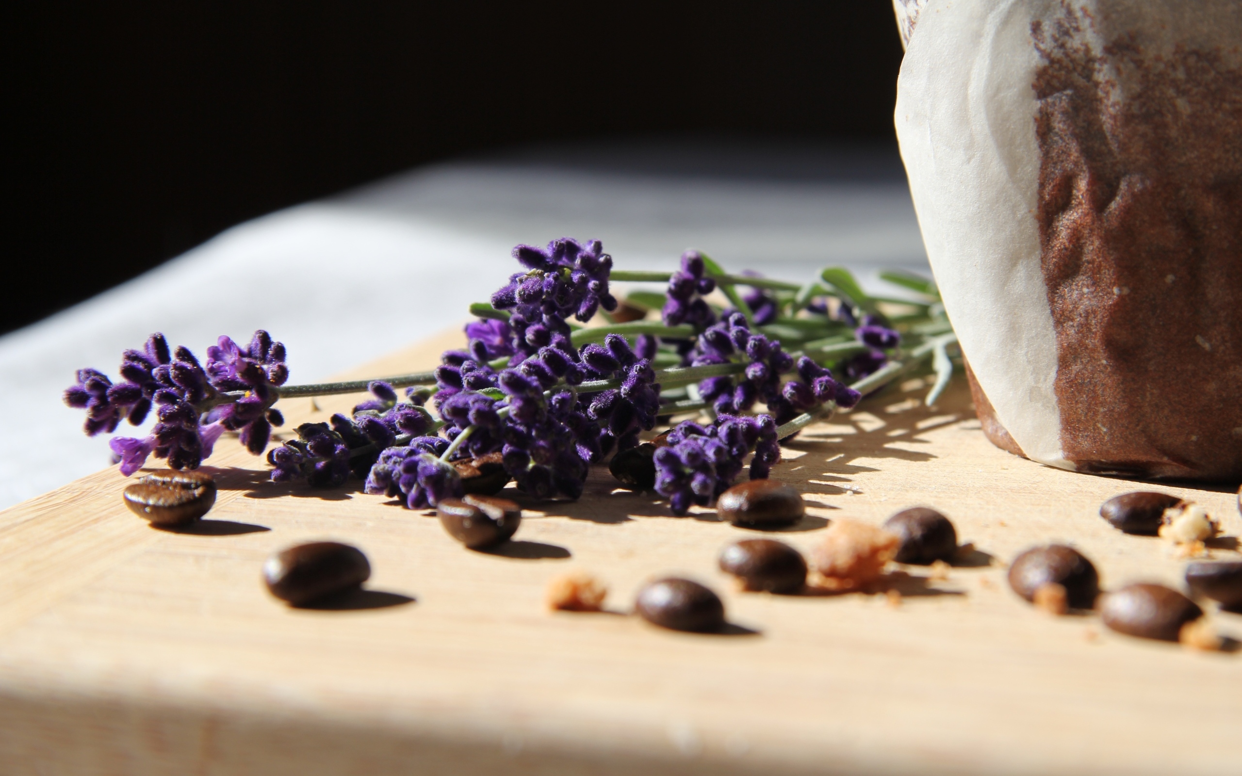 Синие цветы лаванды с зернами кофе