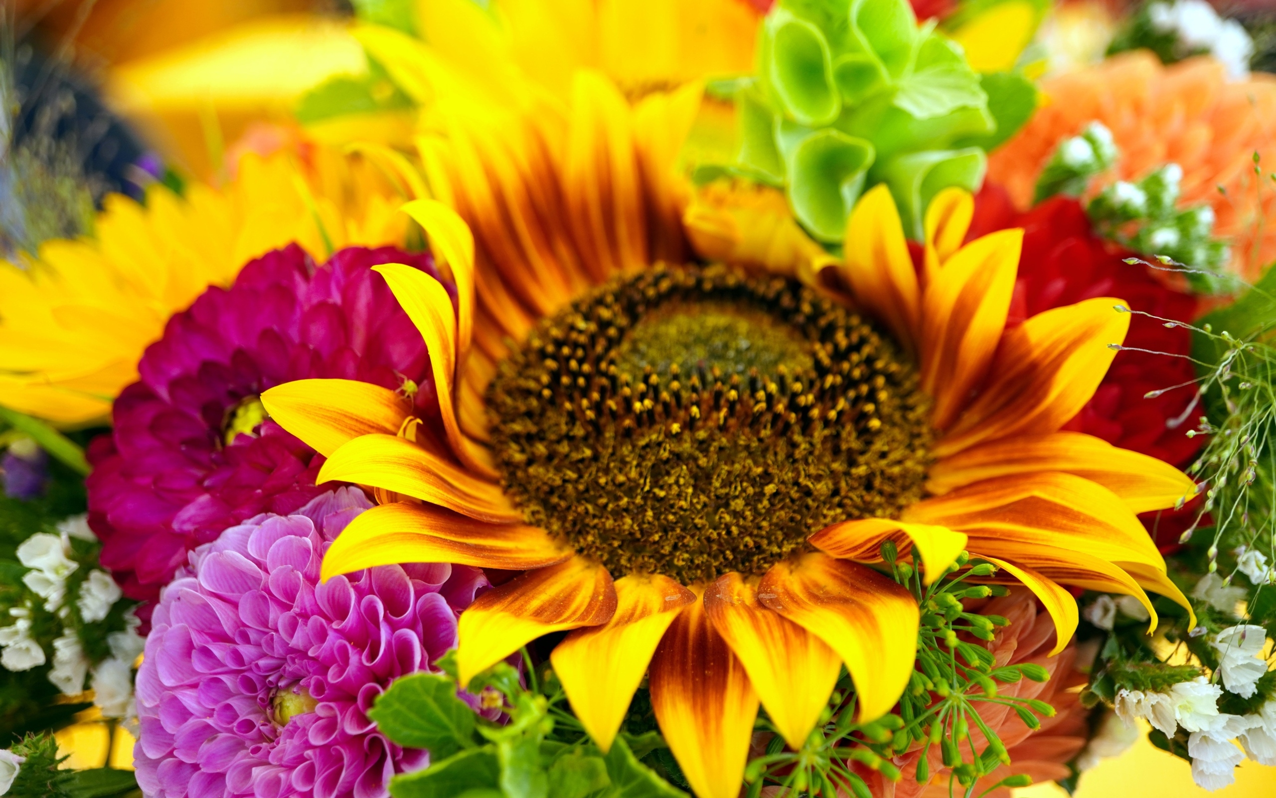 Букет с цветами подсолнуха и георгины