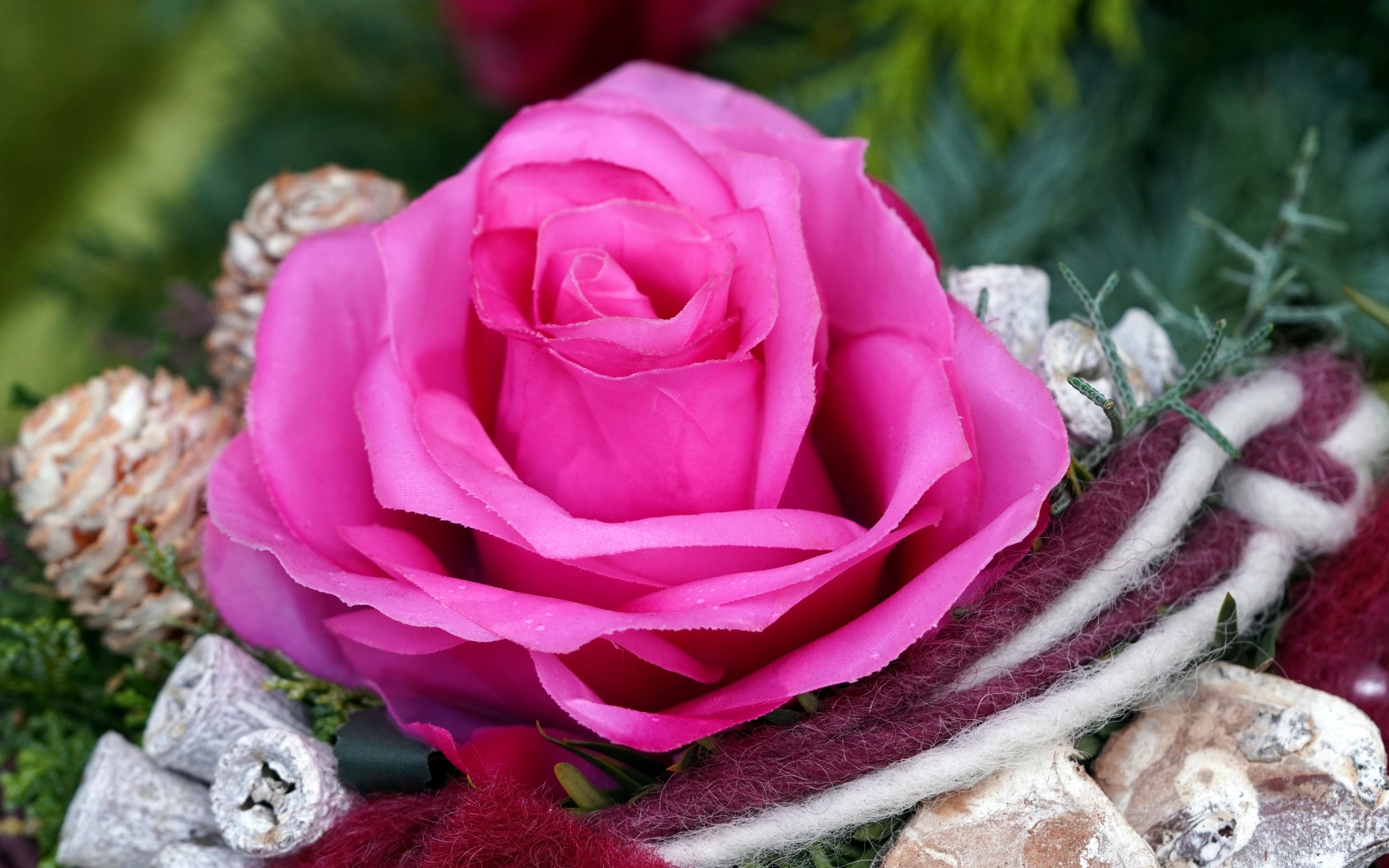 Розовая искусственная роза с декором