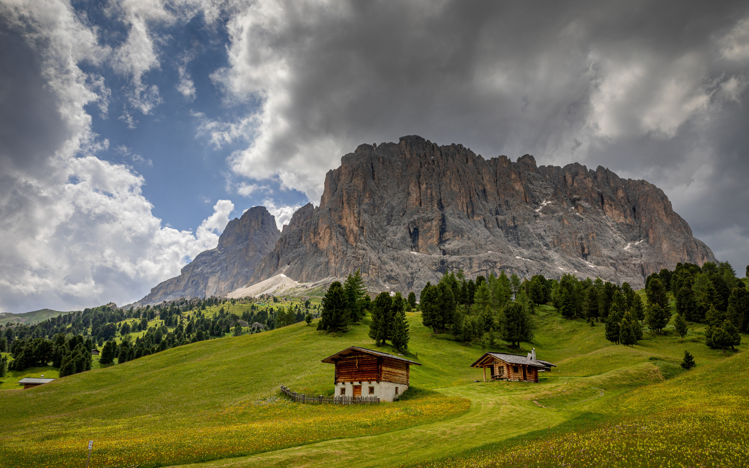 Горы Альпы под грозовым небом