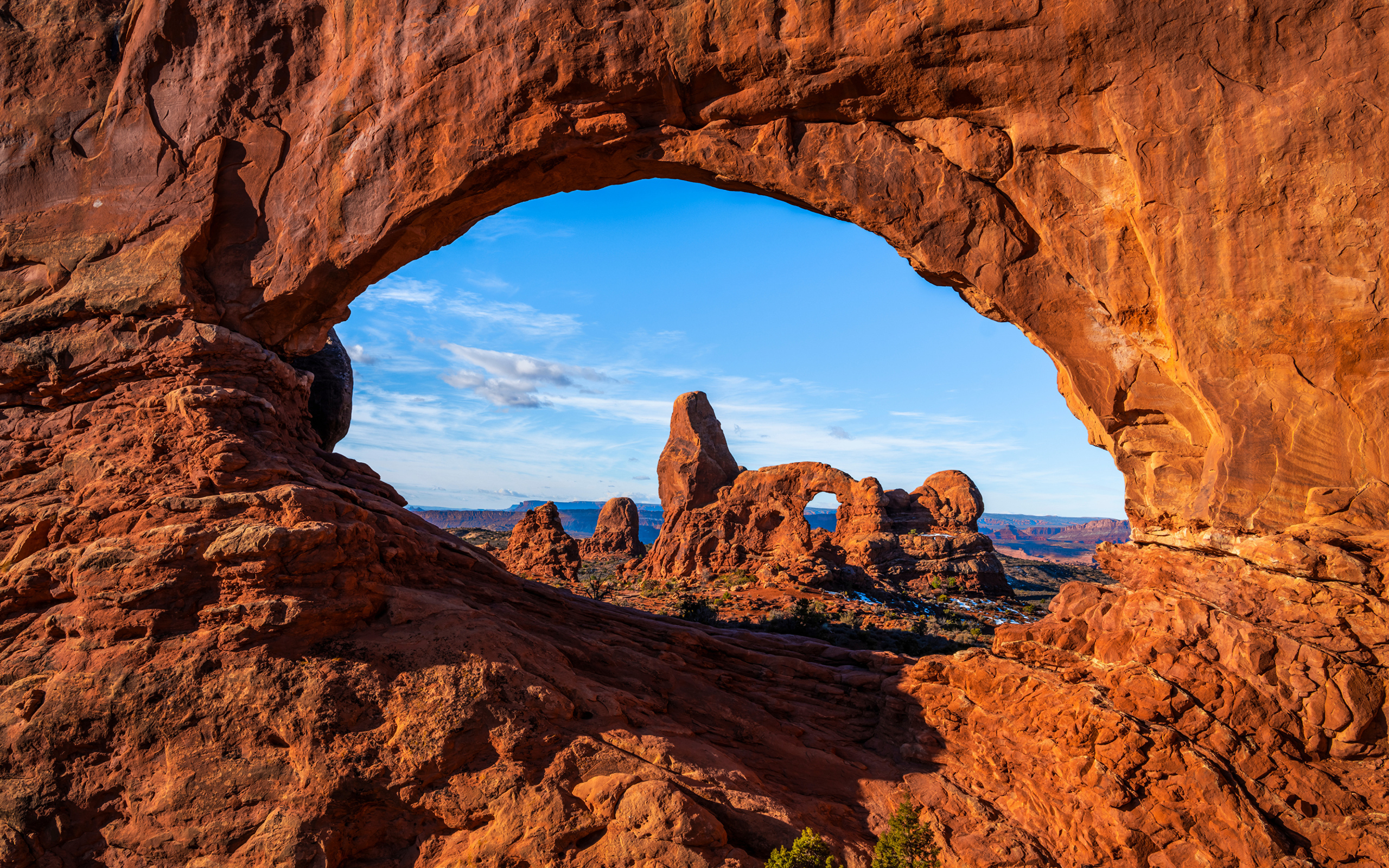Арка в скале в лучах солнца