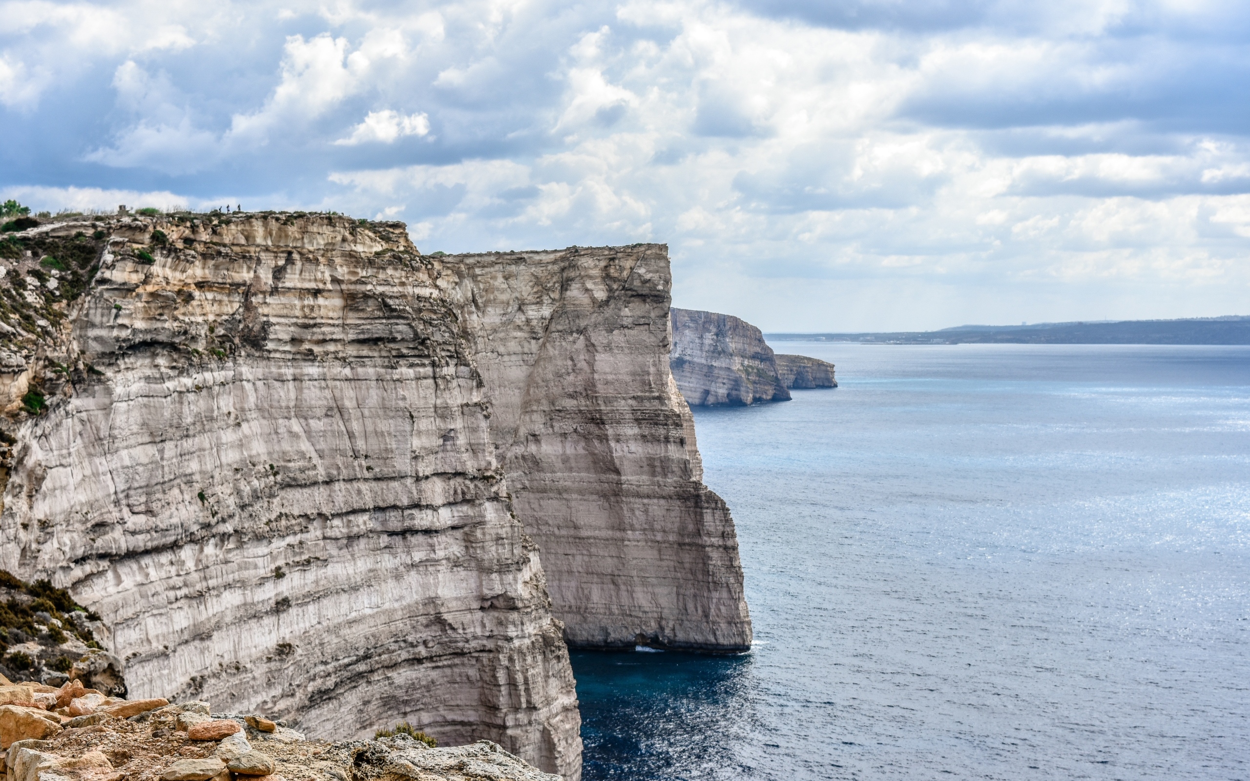 Высокие каменные утесы на берегу залива
